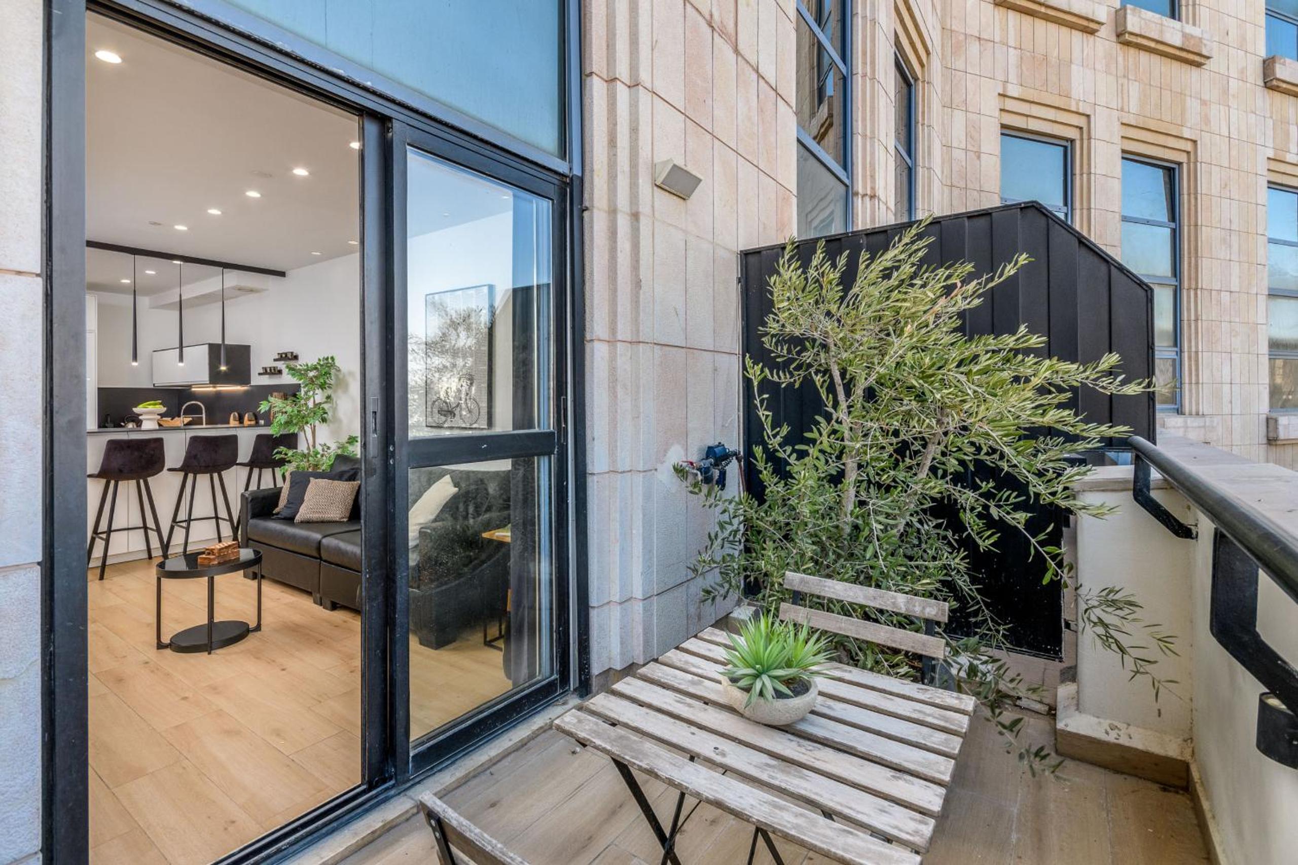 Apartment with Balcony - Photo 3