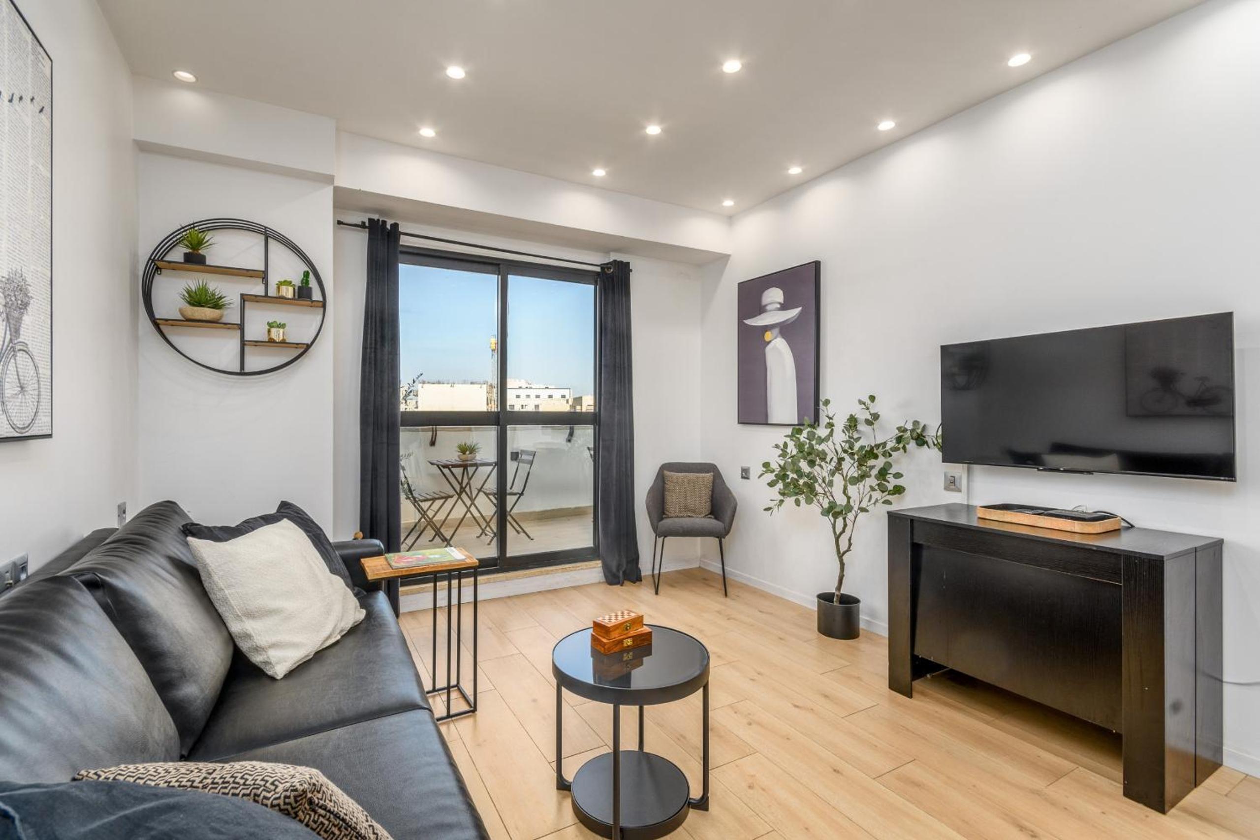 Apartment with Balcony - Photo 18