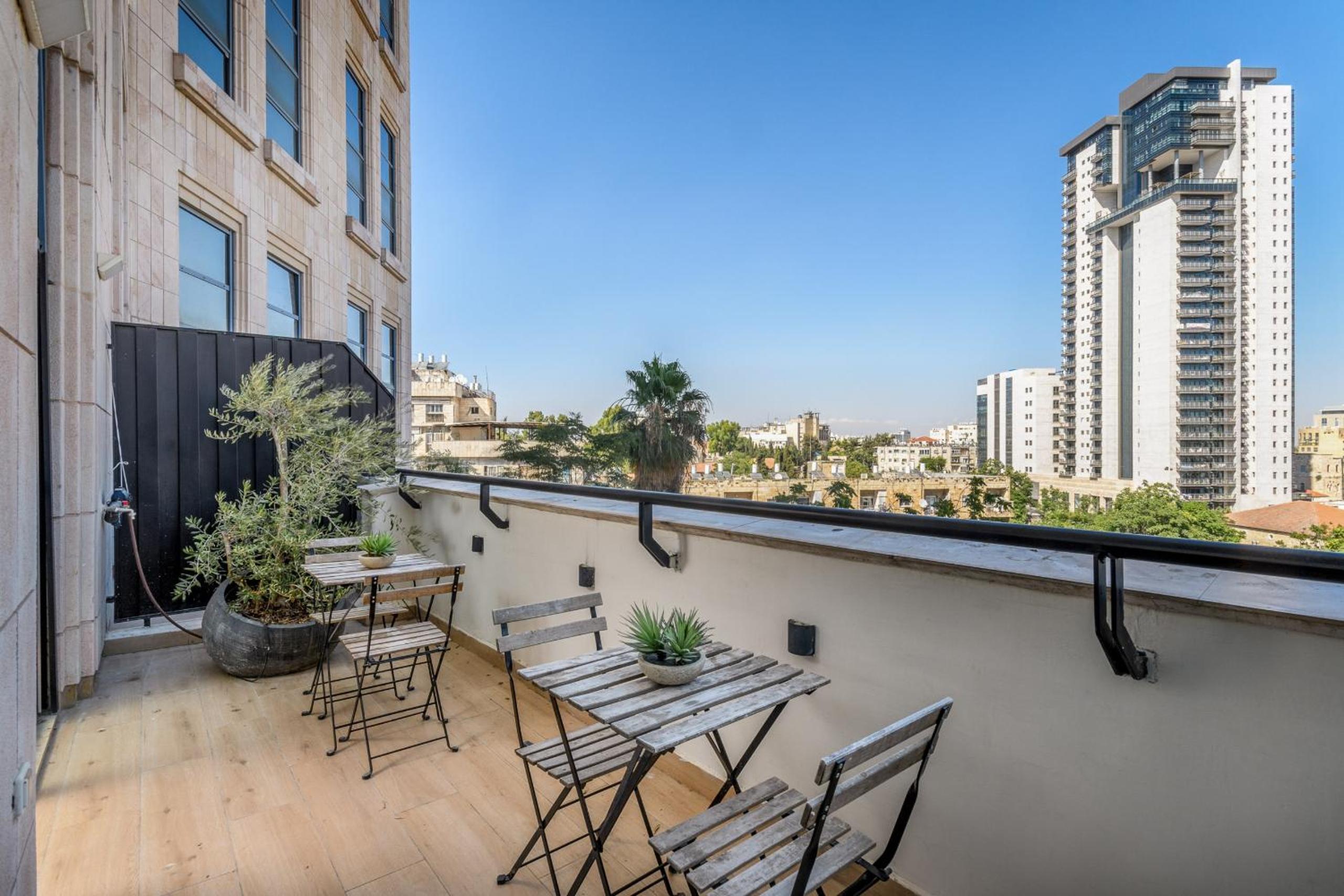 Apartment with Balcony - Photo 12