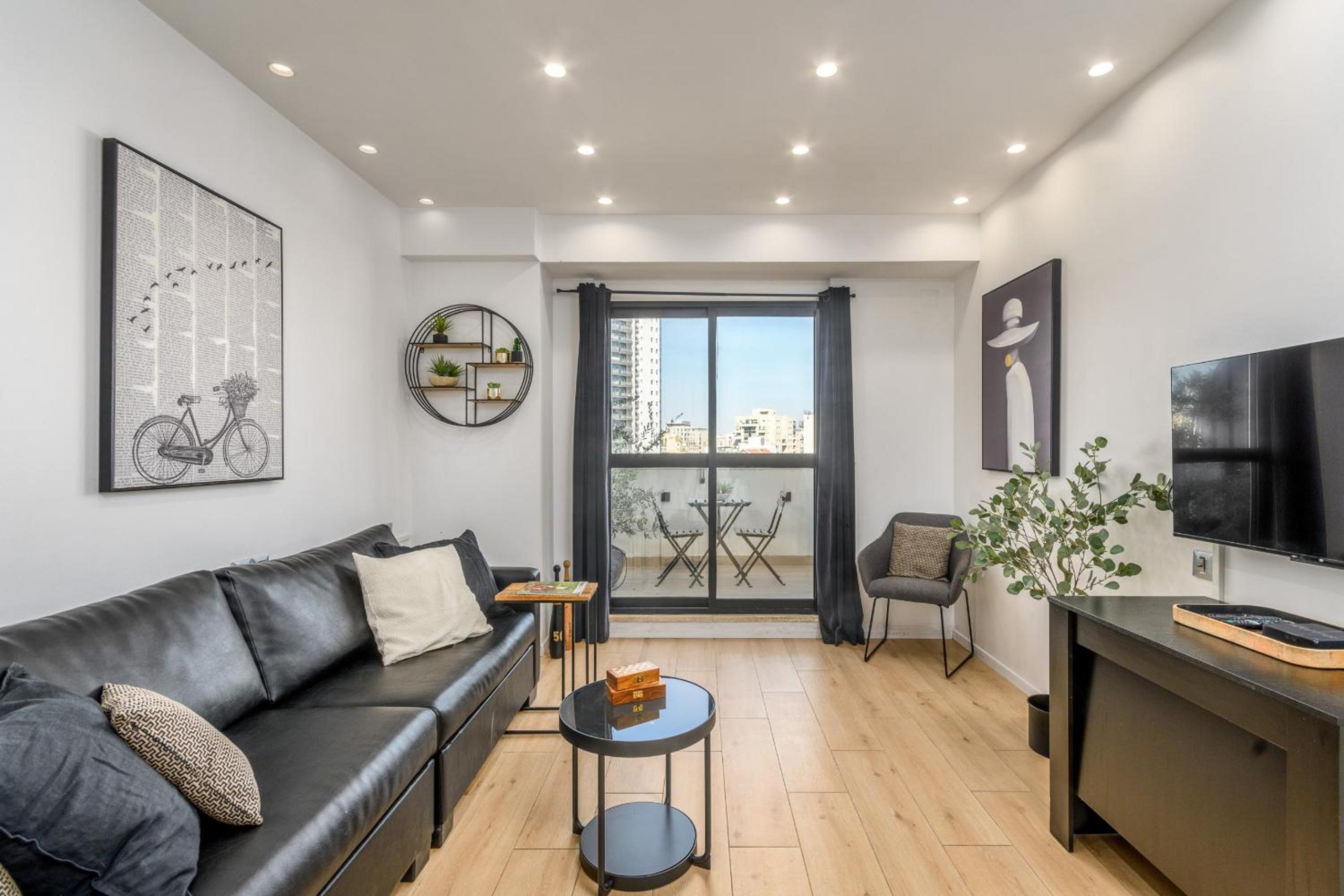 Apartment with Balcony - Photo 8