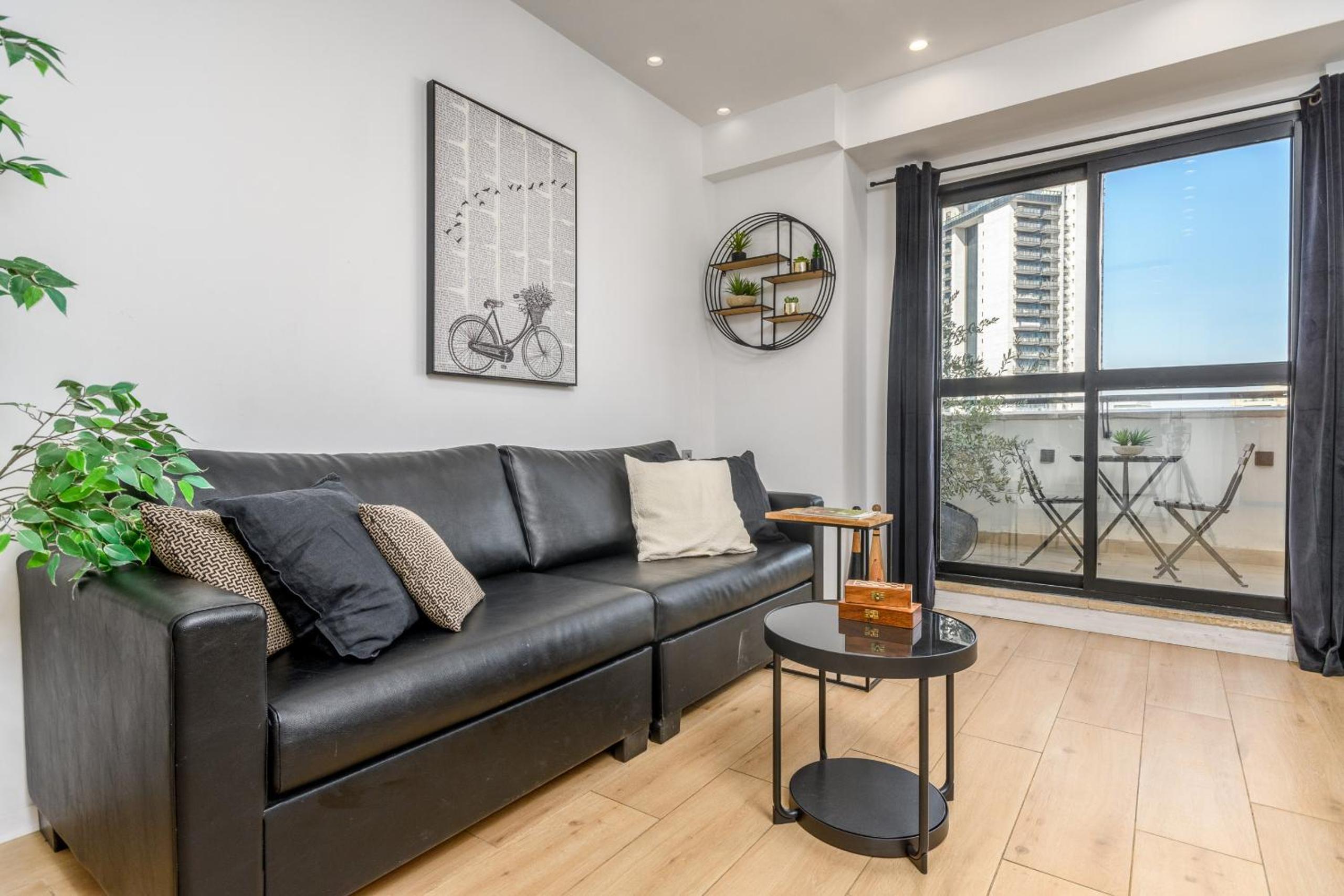 Apartment with Balcony - Photo 6