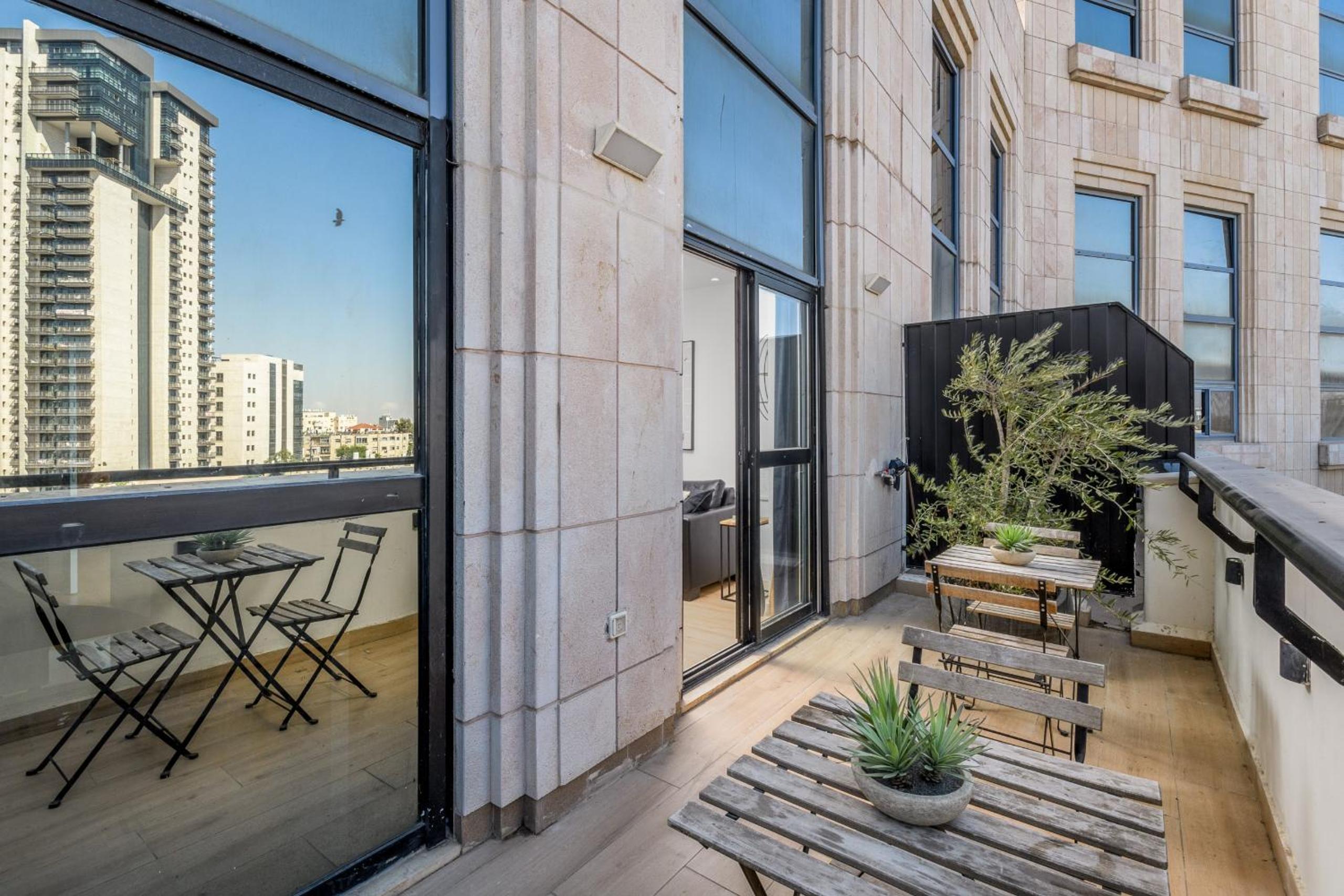 Apartment with Balcony - Photo 4