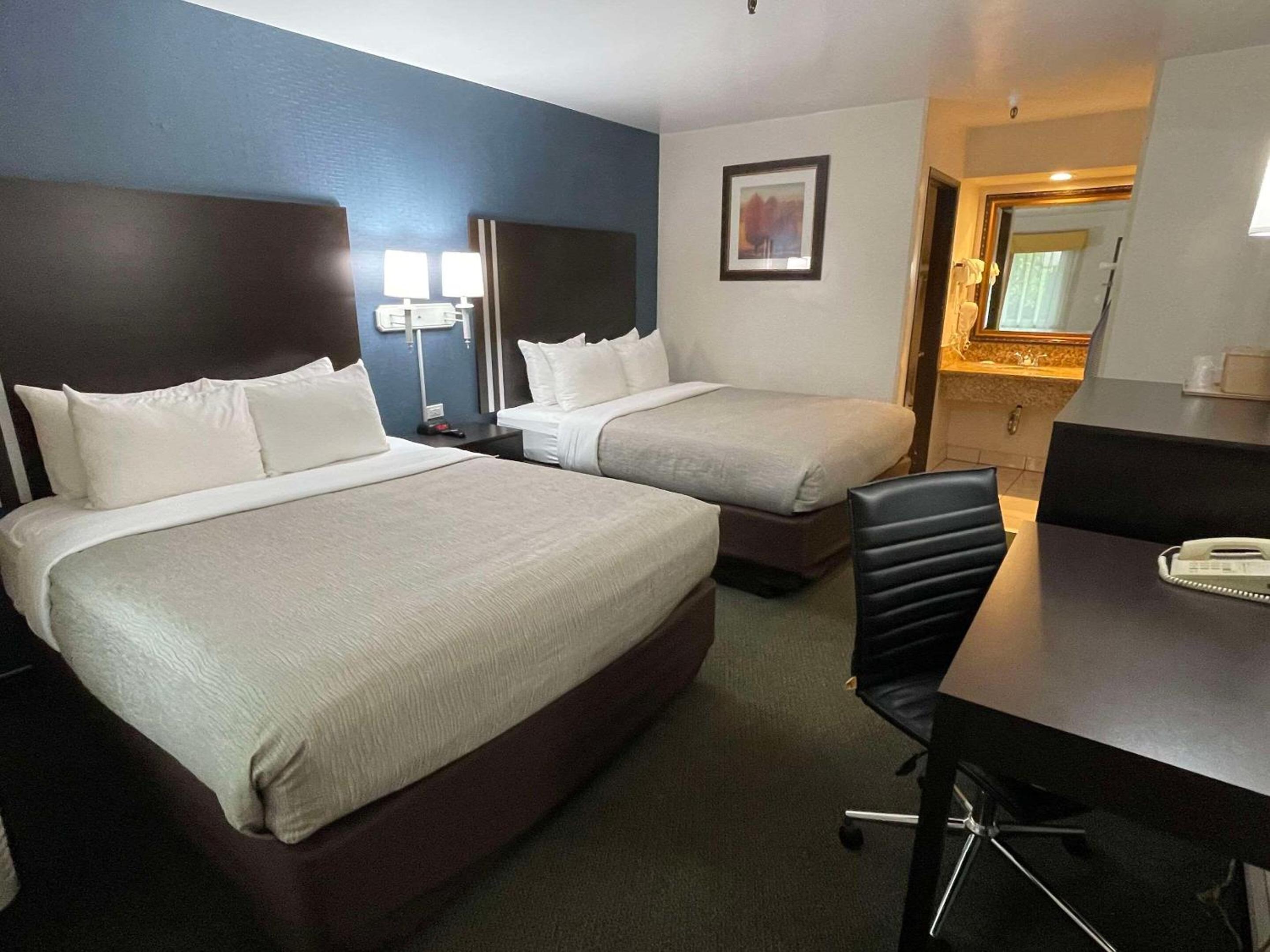 Standard Room, 2 Queen Beds, Non Smoking - Photo 4