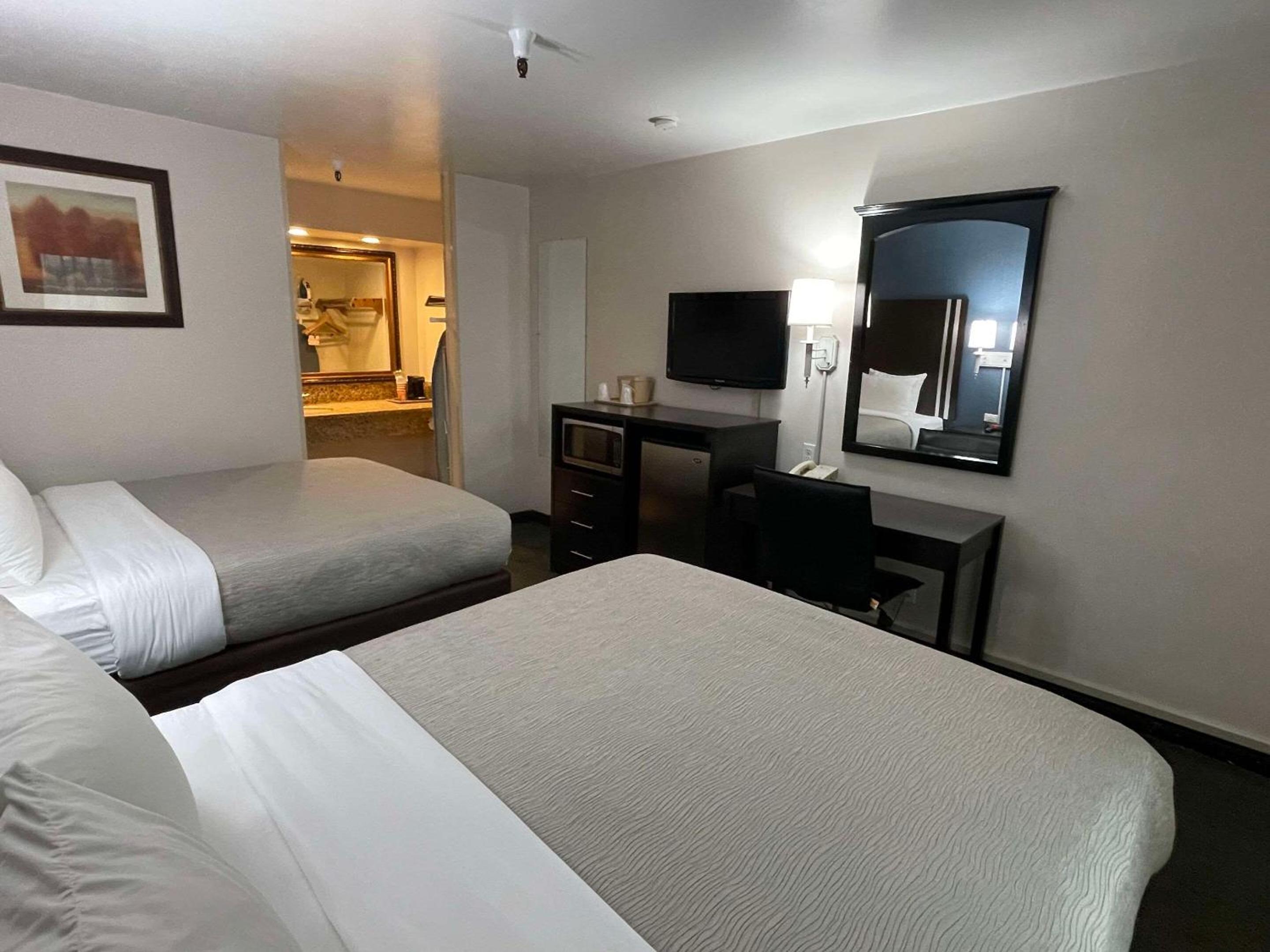 Standard Room, 2 Queen Beds, Non Smoking - Photo 2
