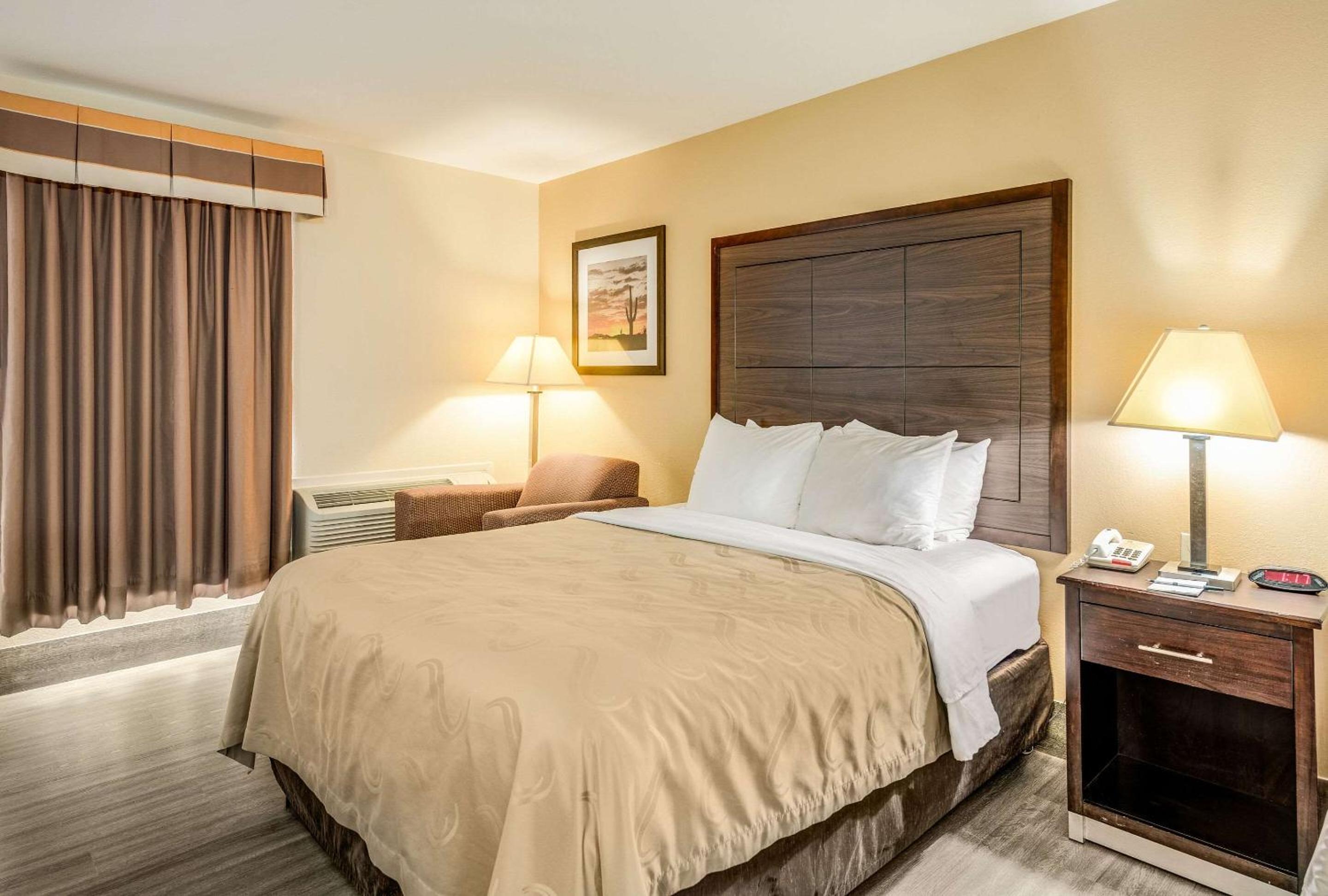 Standard Queen Room with Two Queen Beds - Non Smoking/Pet Friendly photo 2