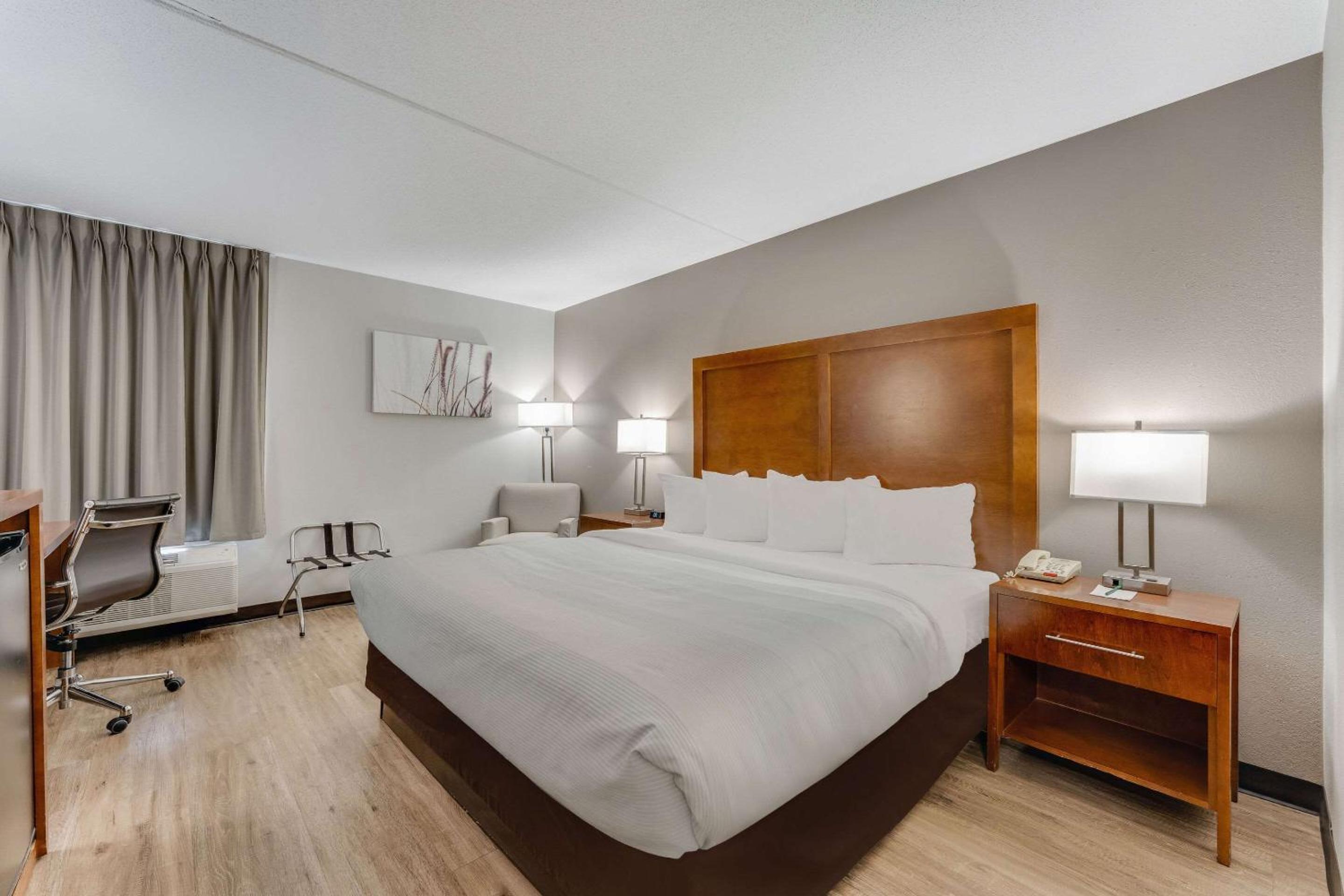 King Room - Non Smoking - Photo 1
