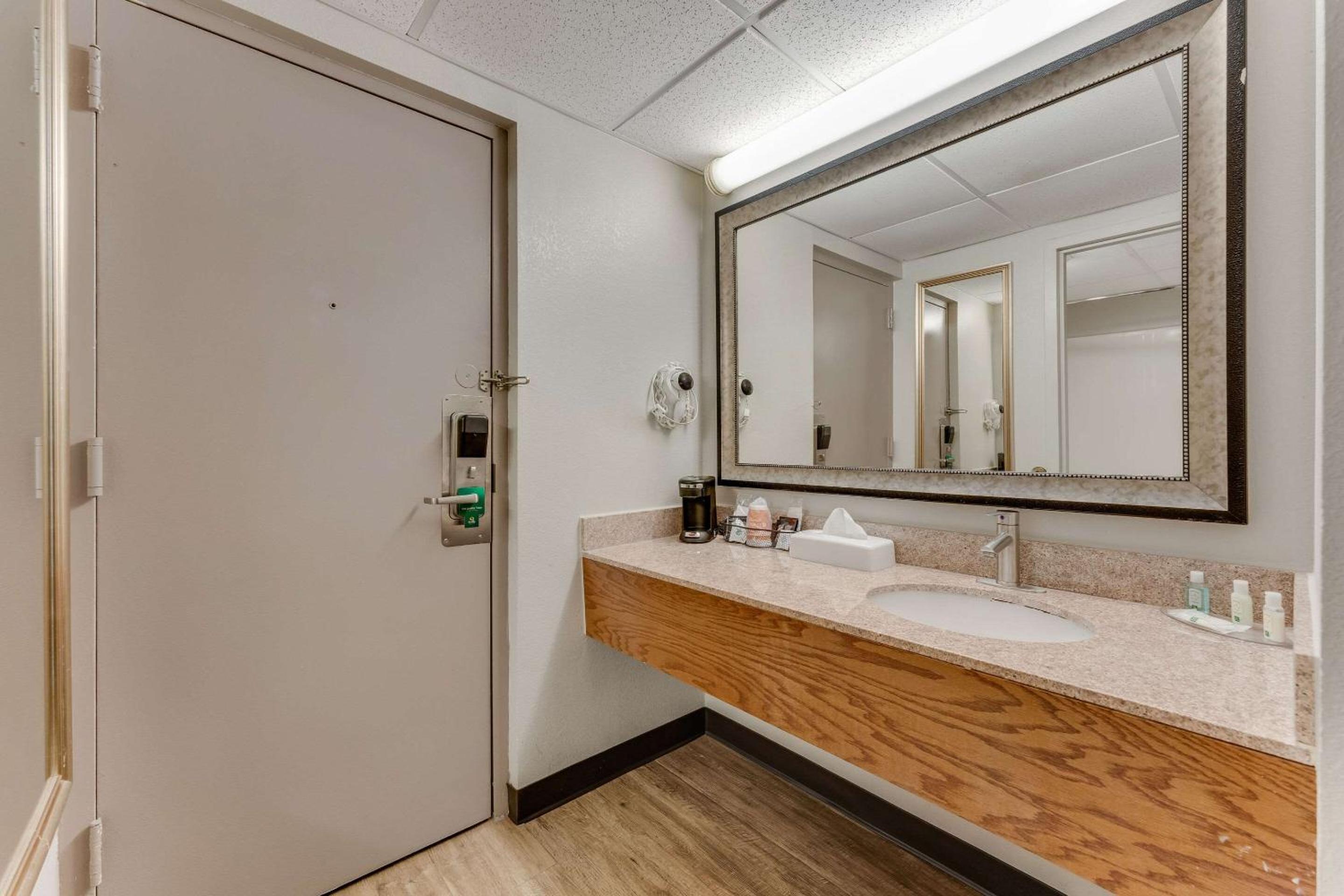 Double Room with Two Double Beds - Non-Smoking - Photo 2