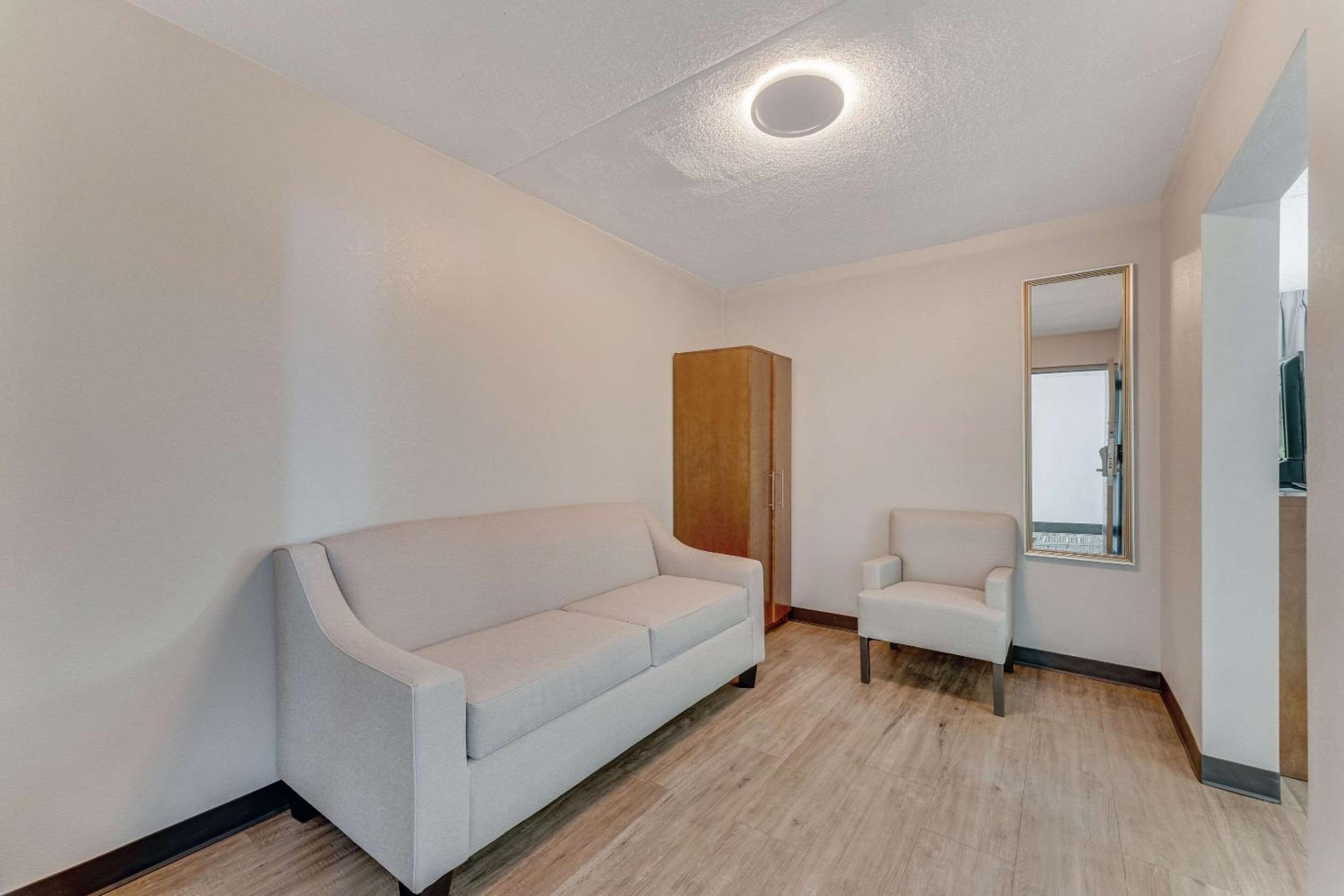 King Suite - Non Smoking - Photo 2