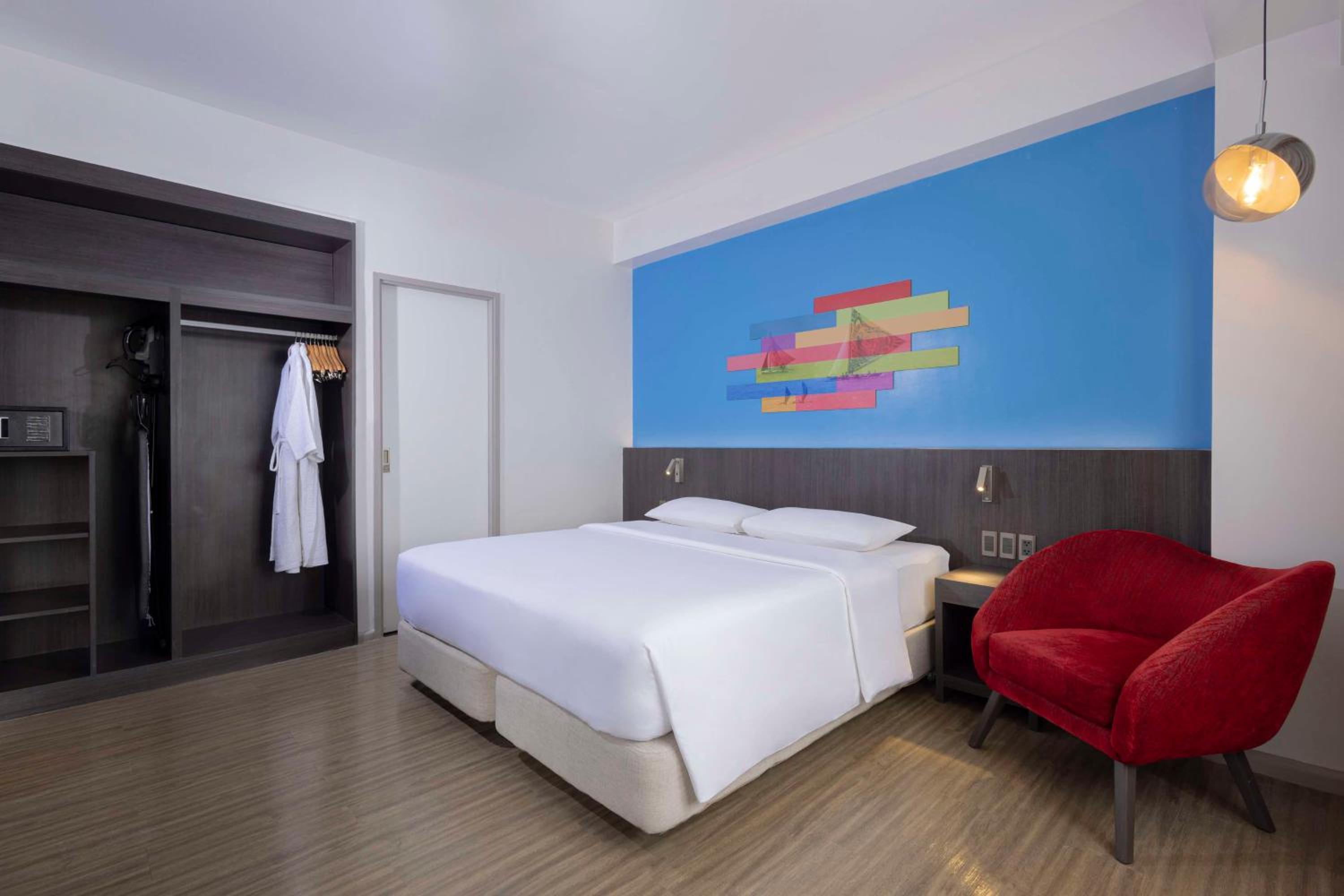One-Bedroom Suite - Photo 8