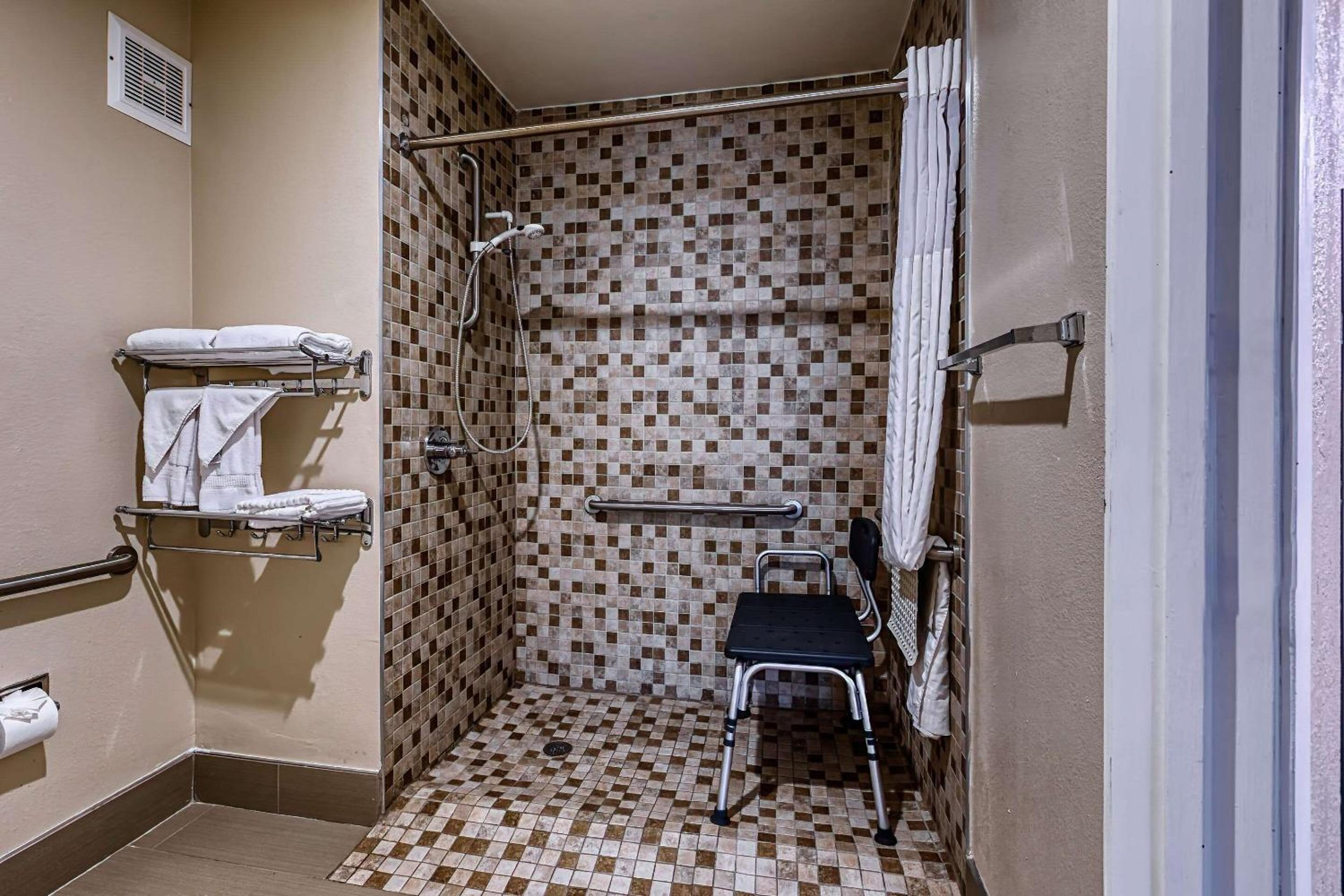 Queen Room - Accessible/Non-Smoking - Photo 6