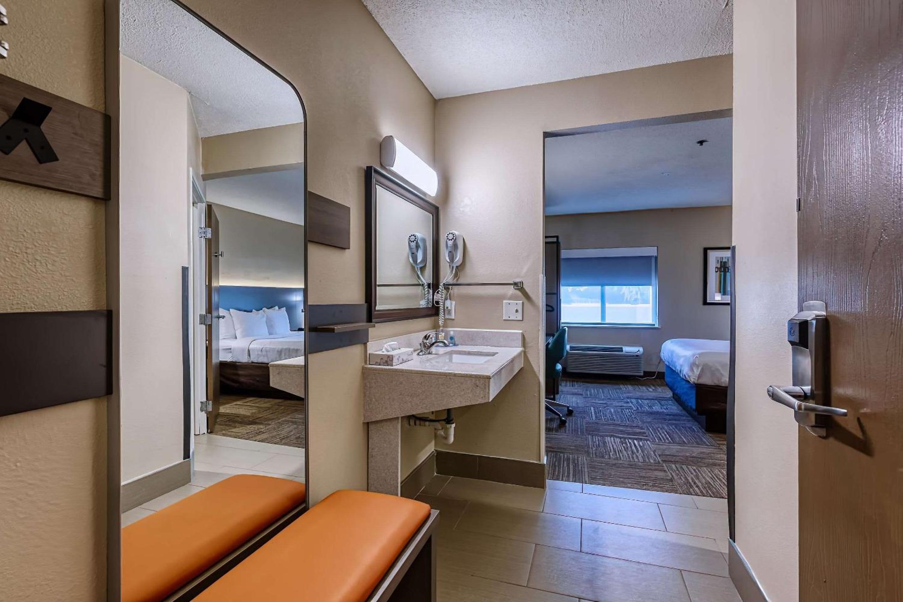 Queen Room - Accessible/Non-Smoking - Photo 5