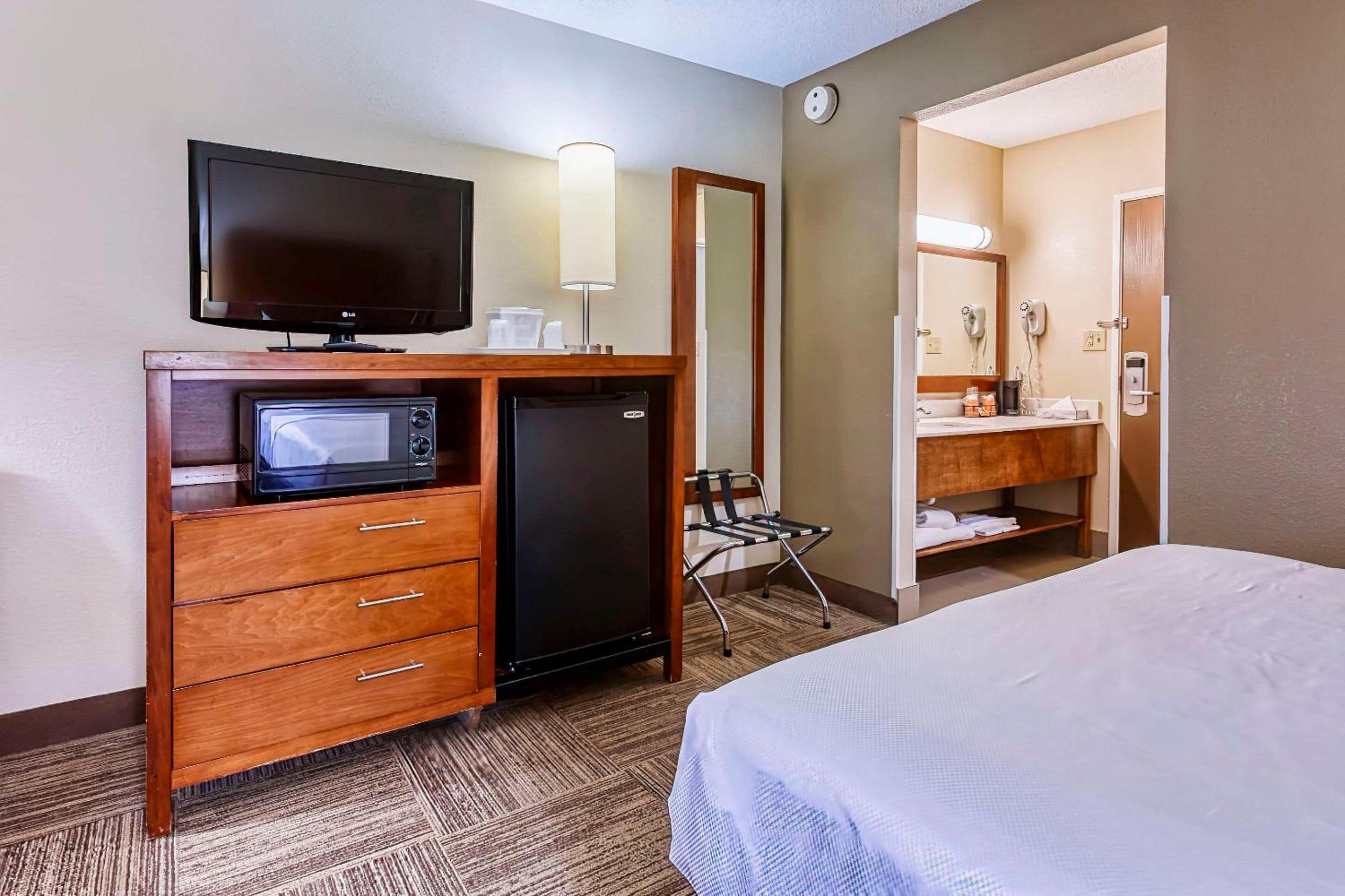 Queen Room with Two Queen Beds - Photo 4