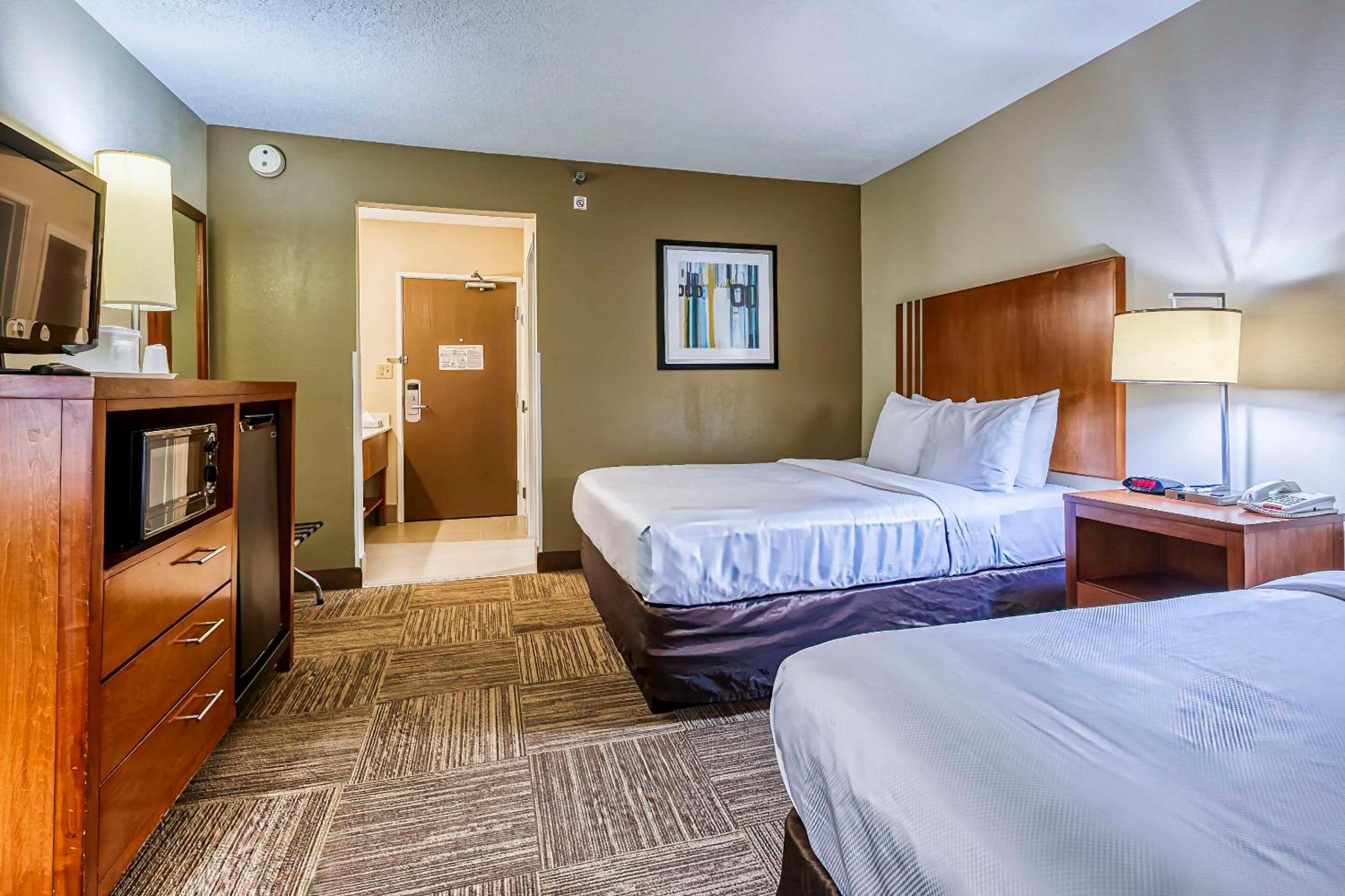 Queen Room with Two Queen Beds - Photo 6