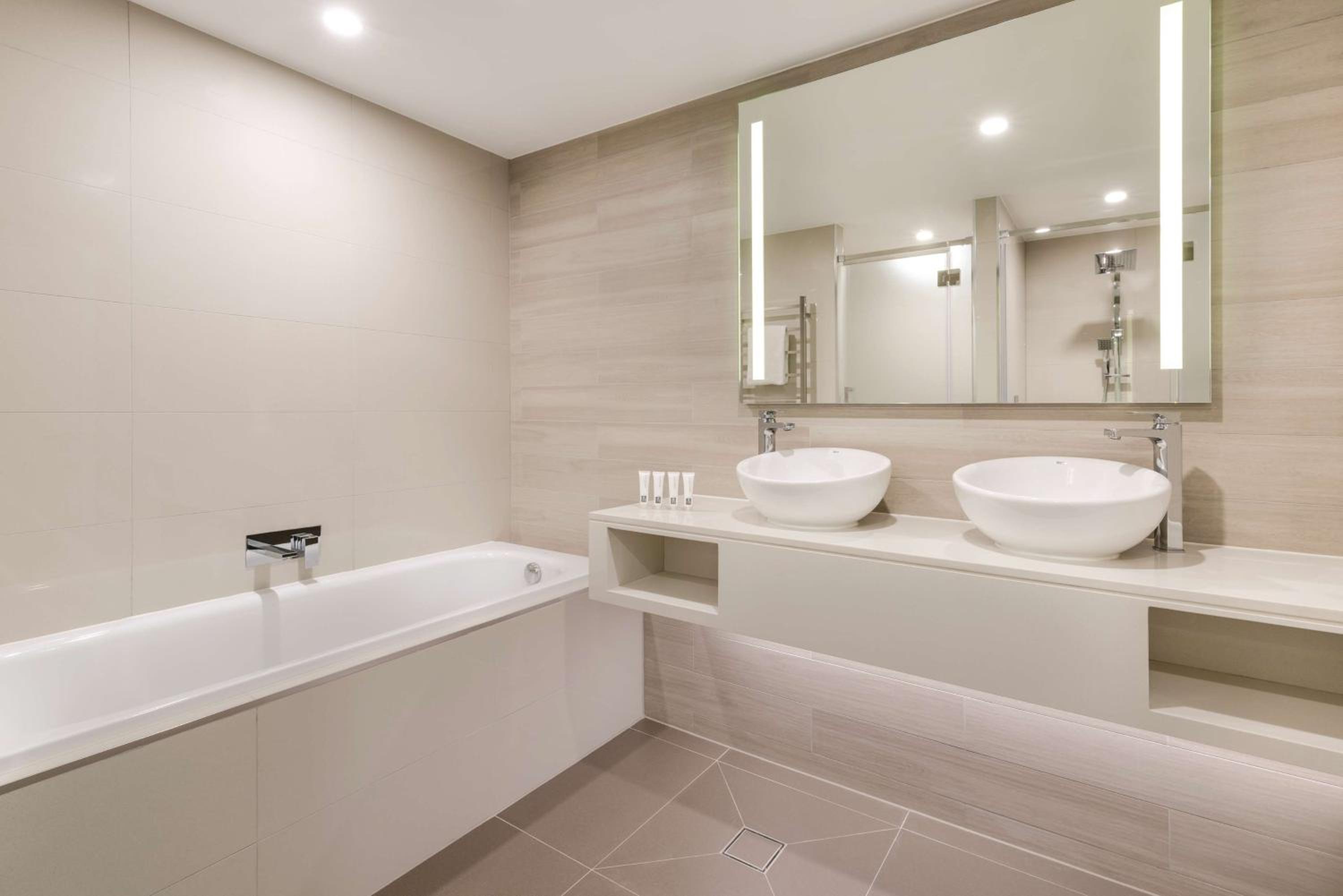 Deluxe King Suite with City View - Photo 2