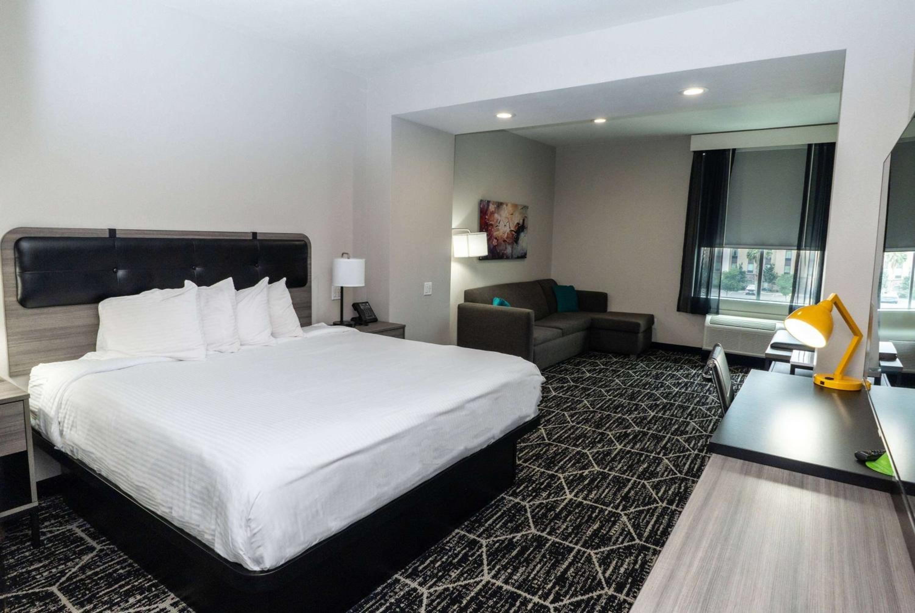 Deluxe King Room - Non-Smoking - Photo 1
