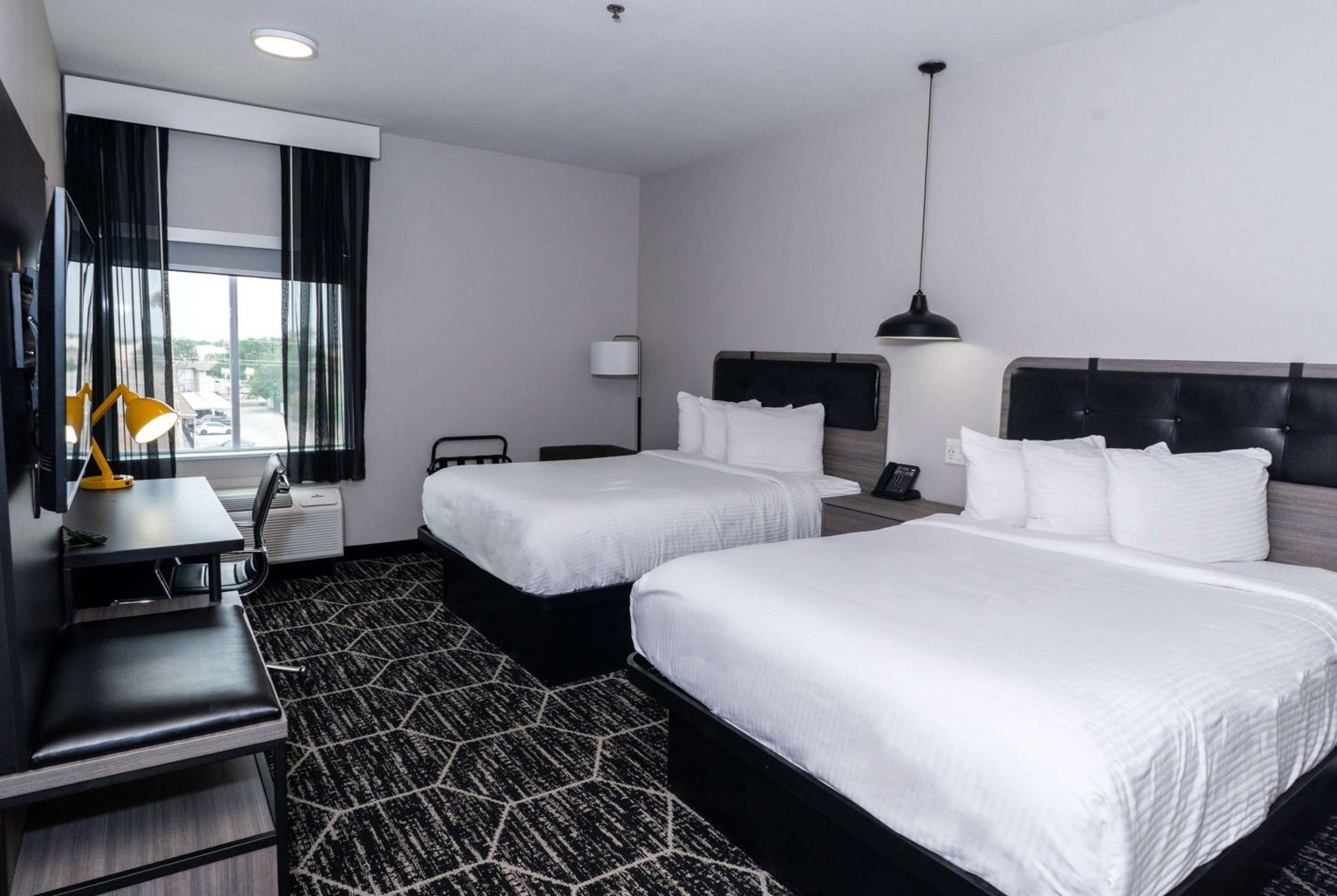 Queen Room with Two Queen Beds - Mobility Access/Non-Smoking - Photo 1