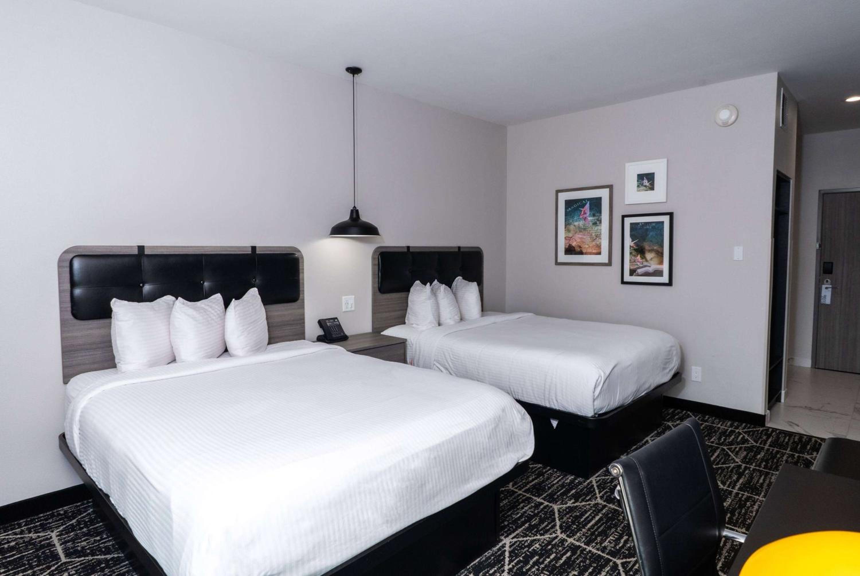 Queen Room with Two Queen Beds - Non-Smoking - Photo 1