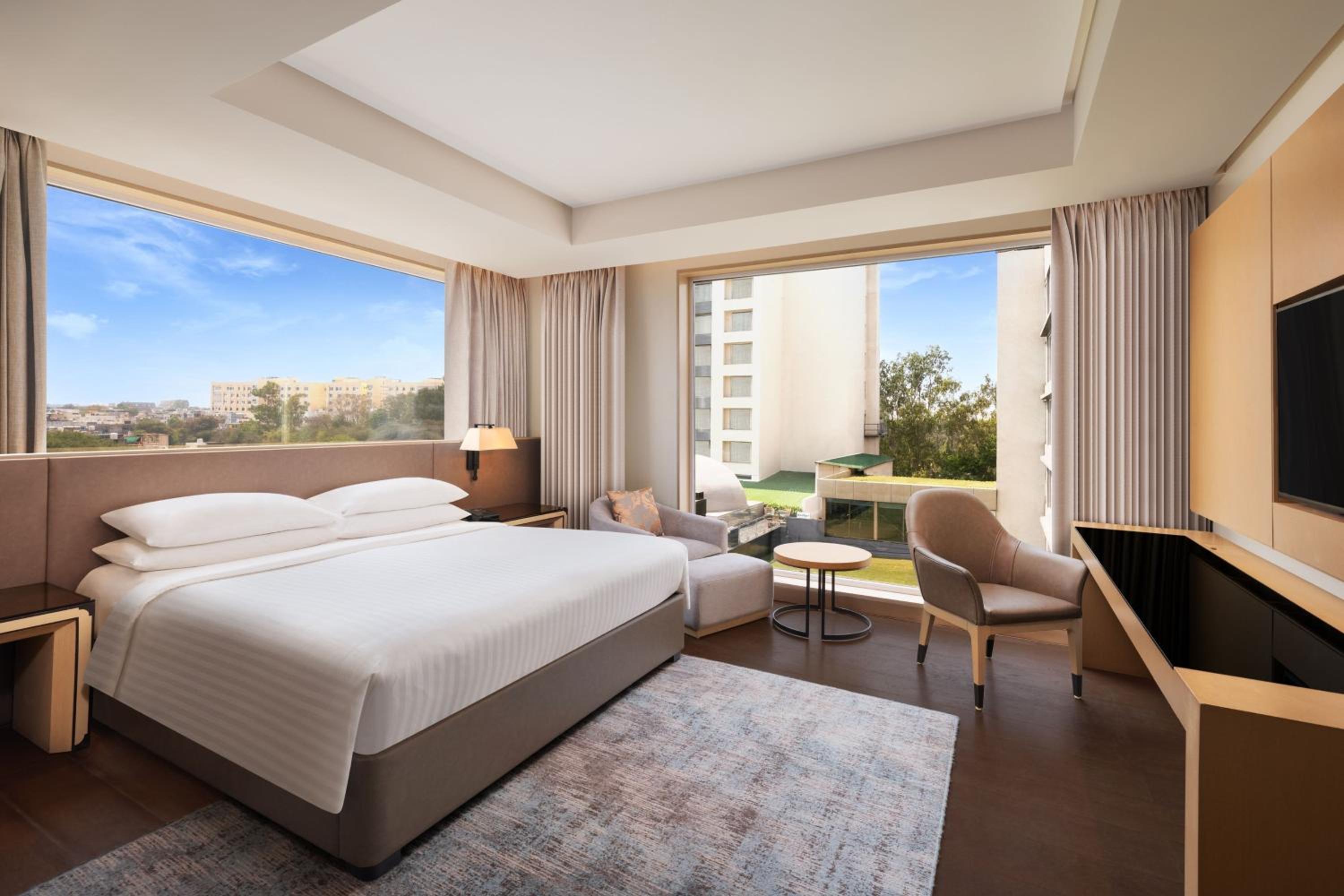 Junior Suite, Club Lounge Access, 1 King Bed - INR 1000 F&B Credit, 1+1 on Selected Beverages (Happy Hours 17:00 -19:00 Hrs) photo 2