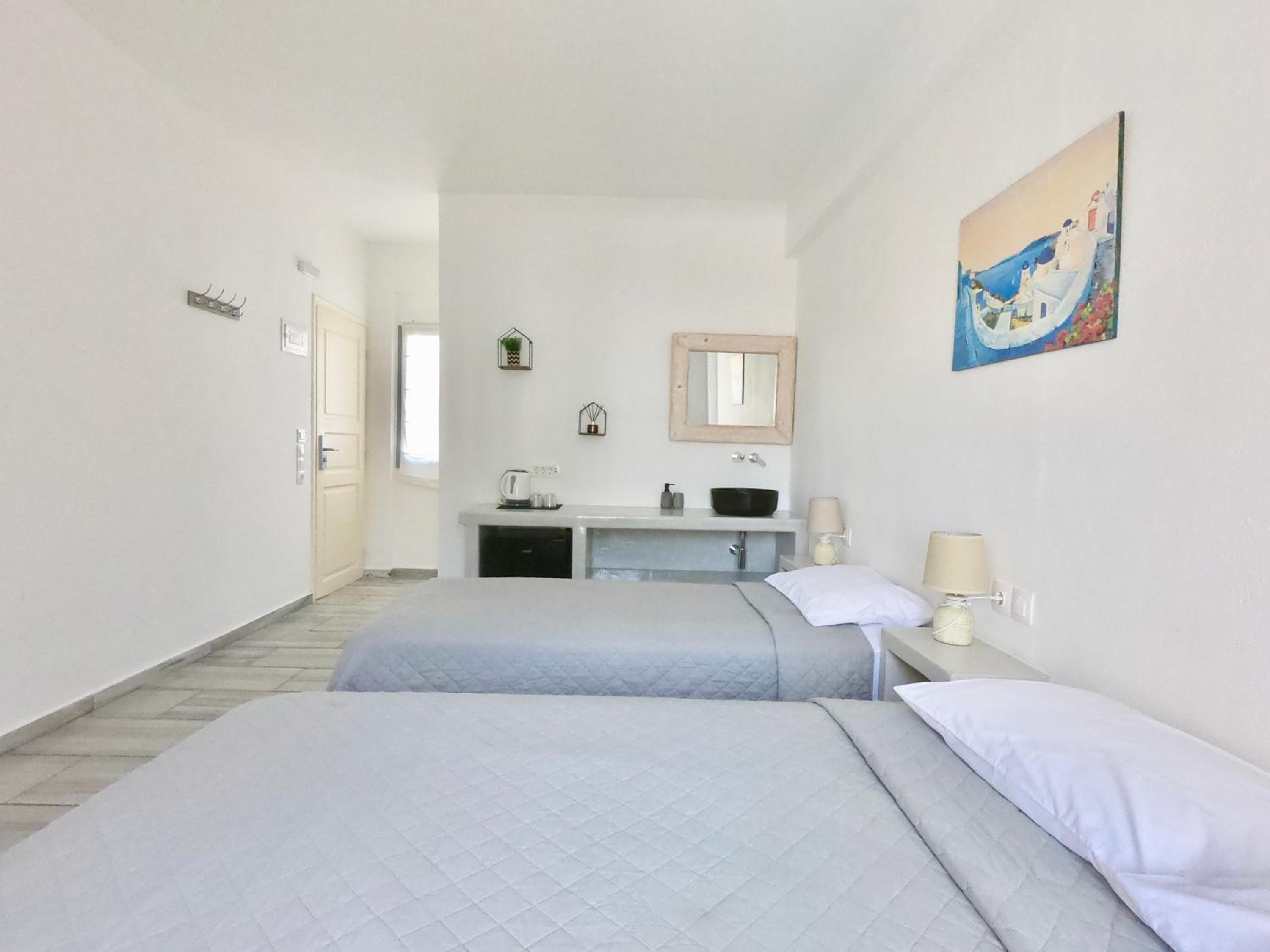 Standard Triple Room with Pool View - Photo 8