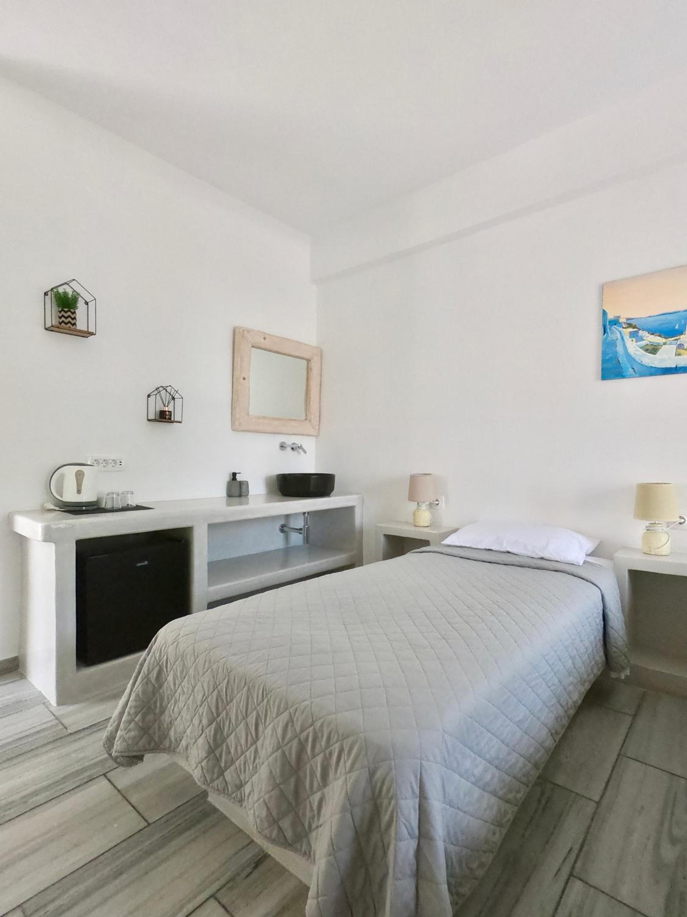 Standard Triple Room with Pool View - Photo 4