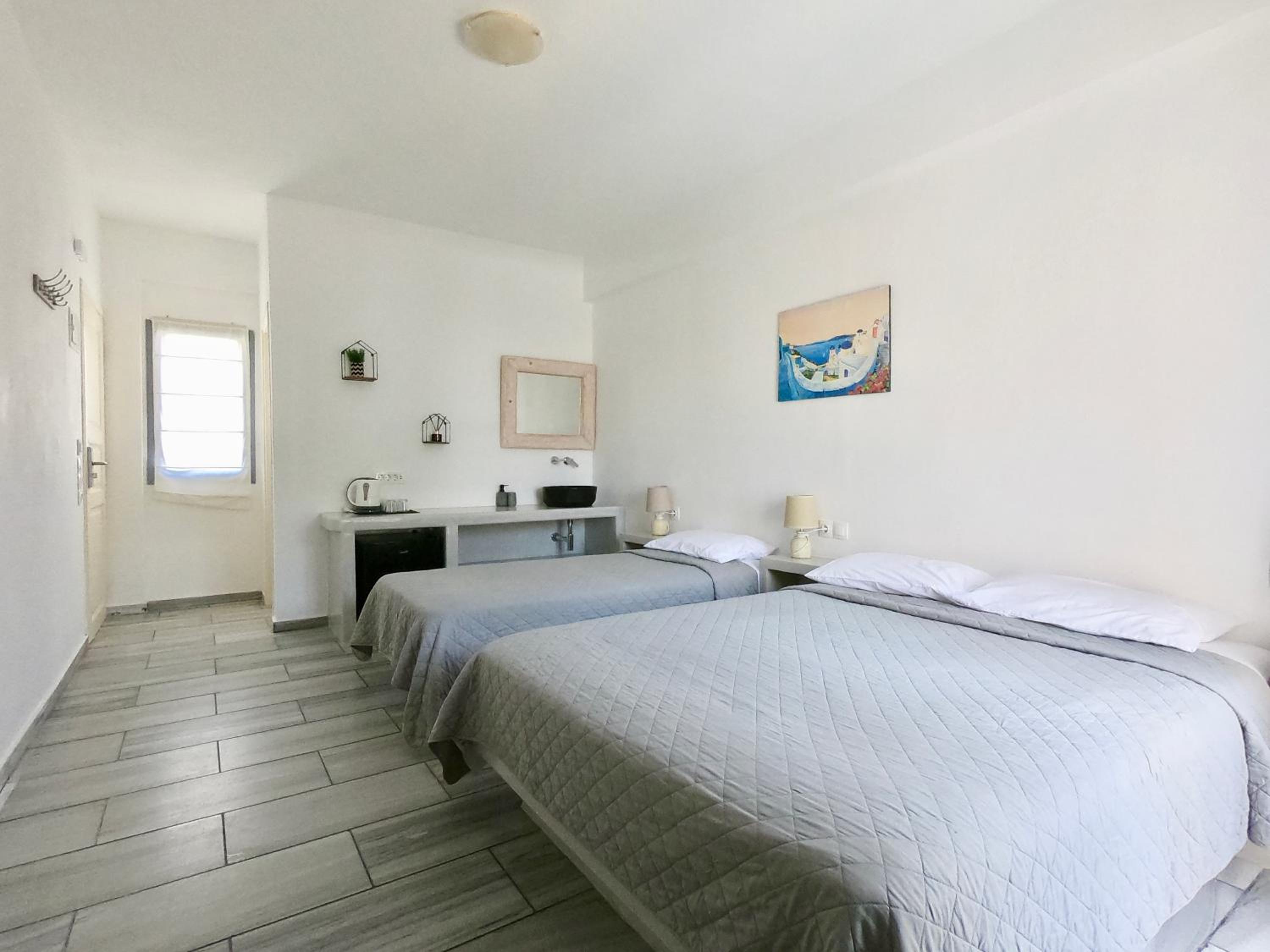 Standard Triple Room with Pool View - Photo 6
