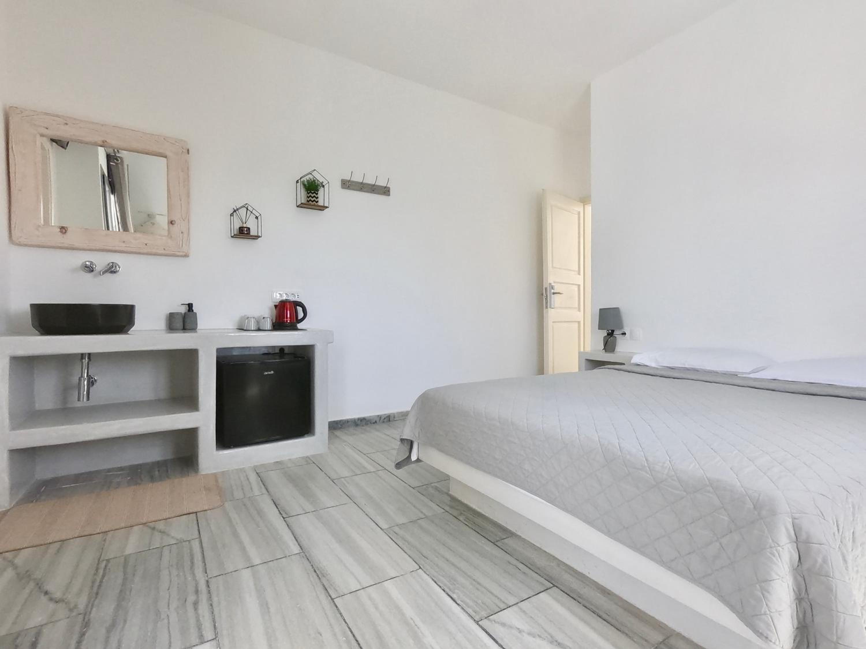 Standard Double Room with Pool View - Photo 5