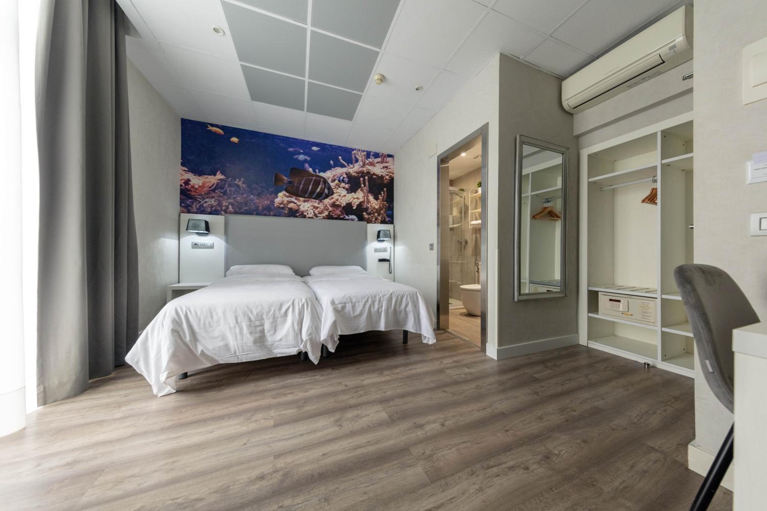 Twin Room with City View photo 2