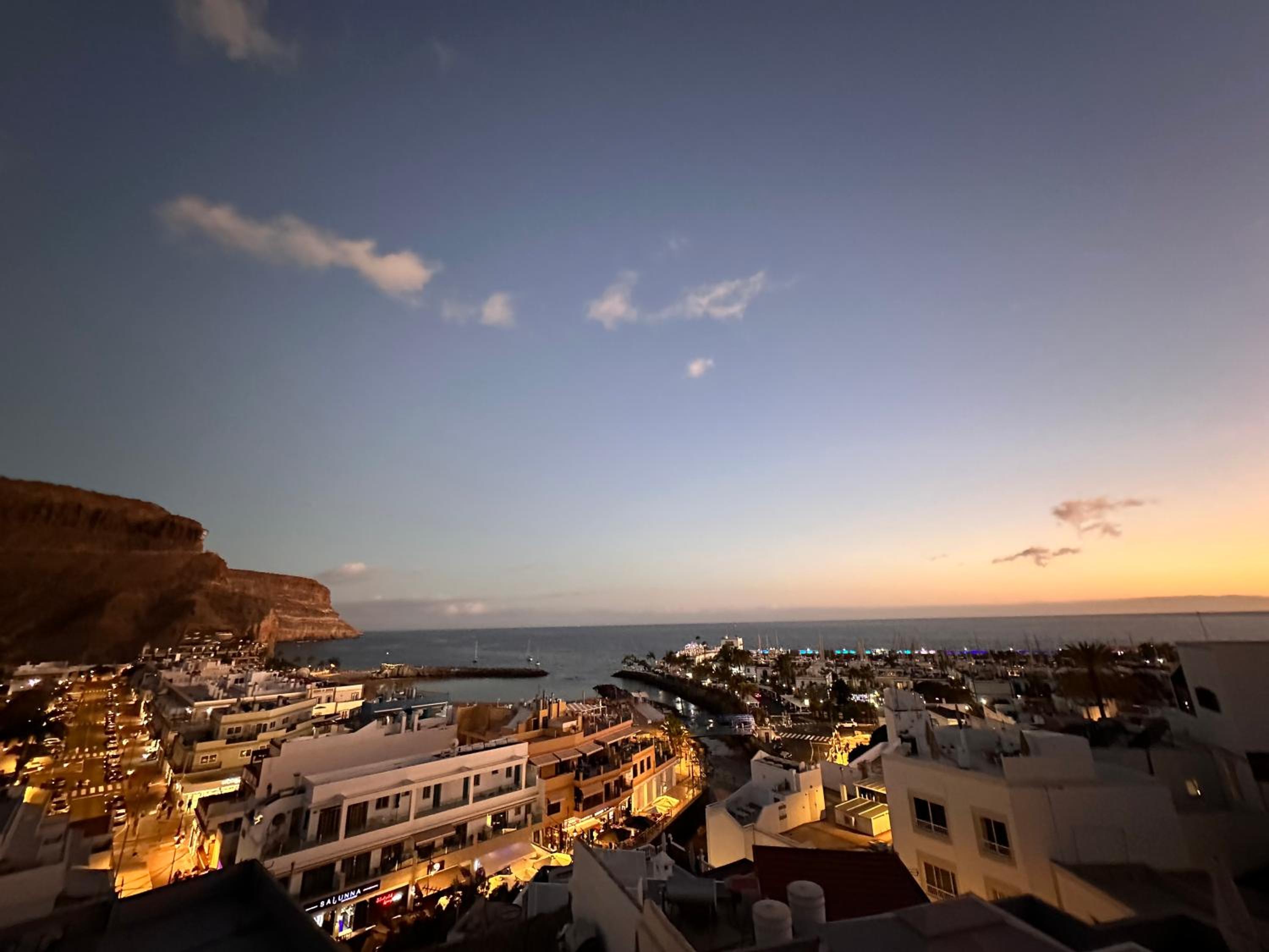 Two-Bedroom Apartment with Balcony and Sea View photo 2