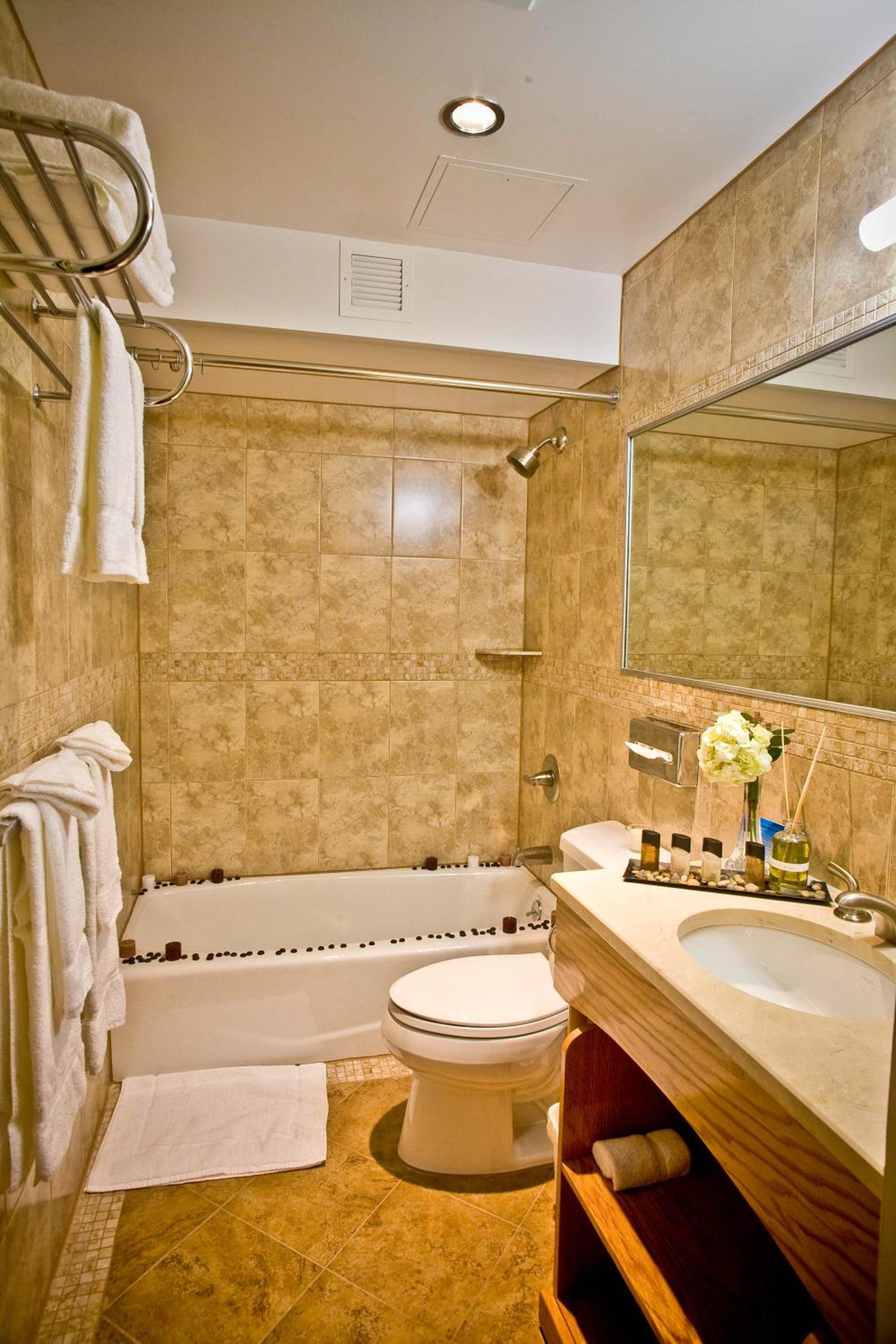 Deluxe Queen Room with Two Queen Beds City View photo 2