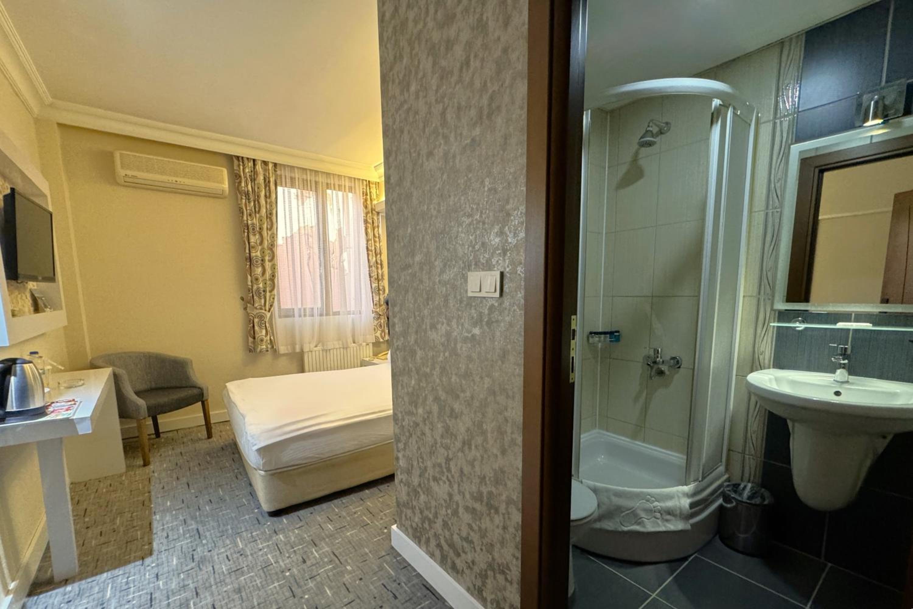 Standard Double or Twin Room with Garden View - Photo 3