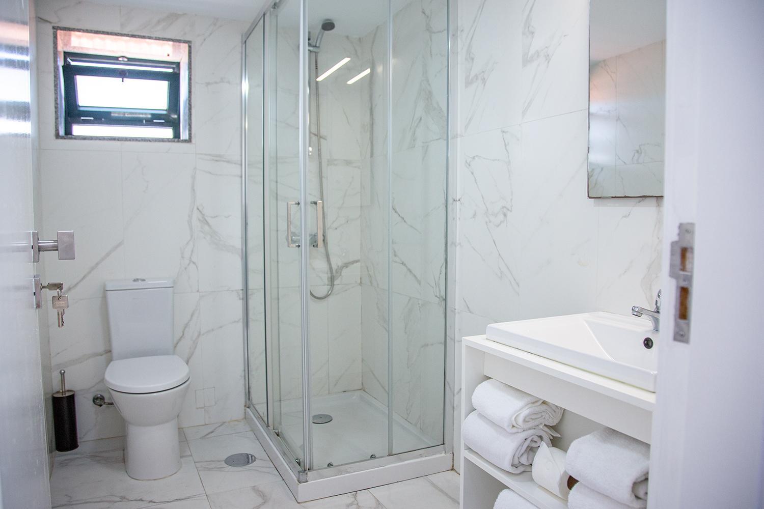 Three-Bedroom Apartment with Sea Lateral View - Photo 8
