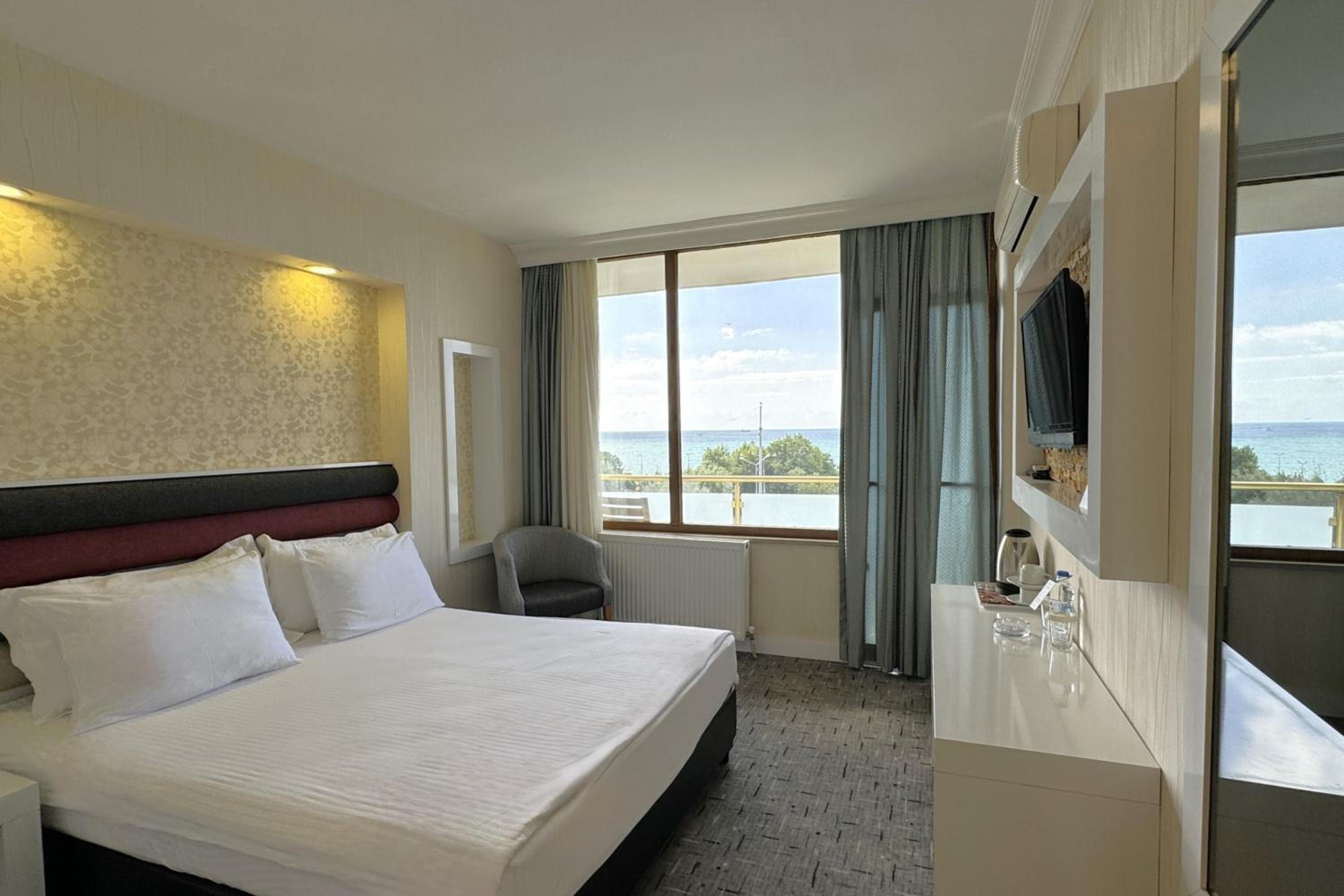 Standard Double or Twin Room with Sea View - Photo 1