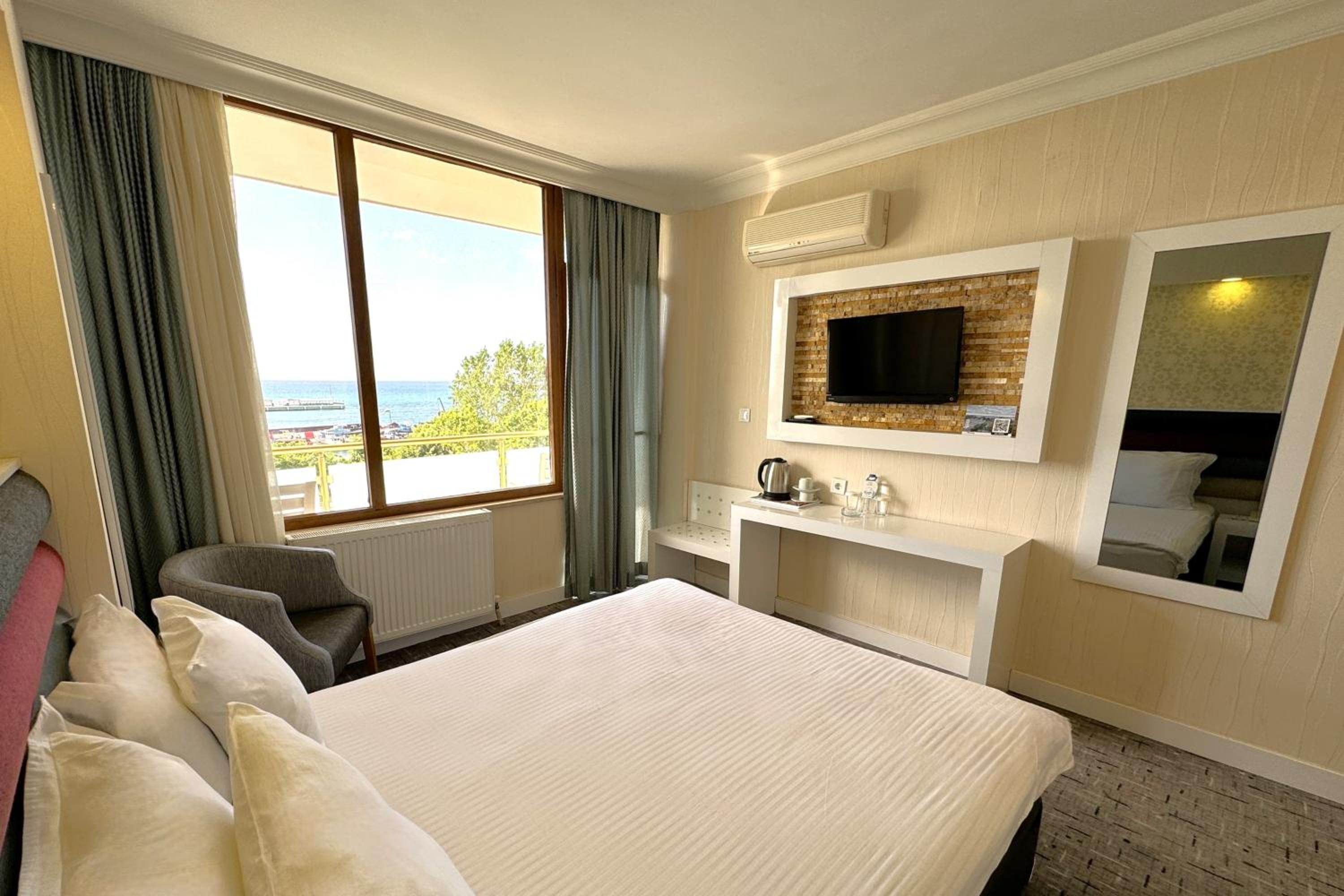 Standard Double or Twin Room with Sea View - Photo 4