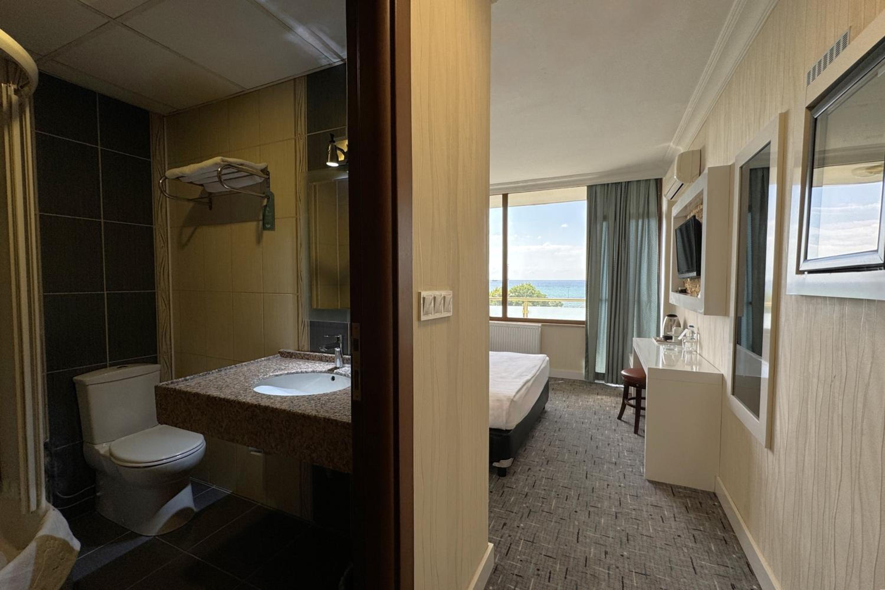 Standard Double or Twin Room with Sea View - Photo 3