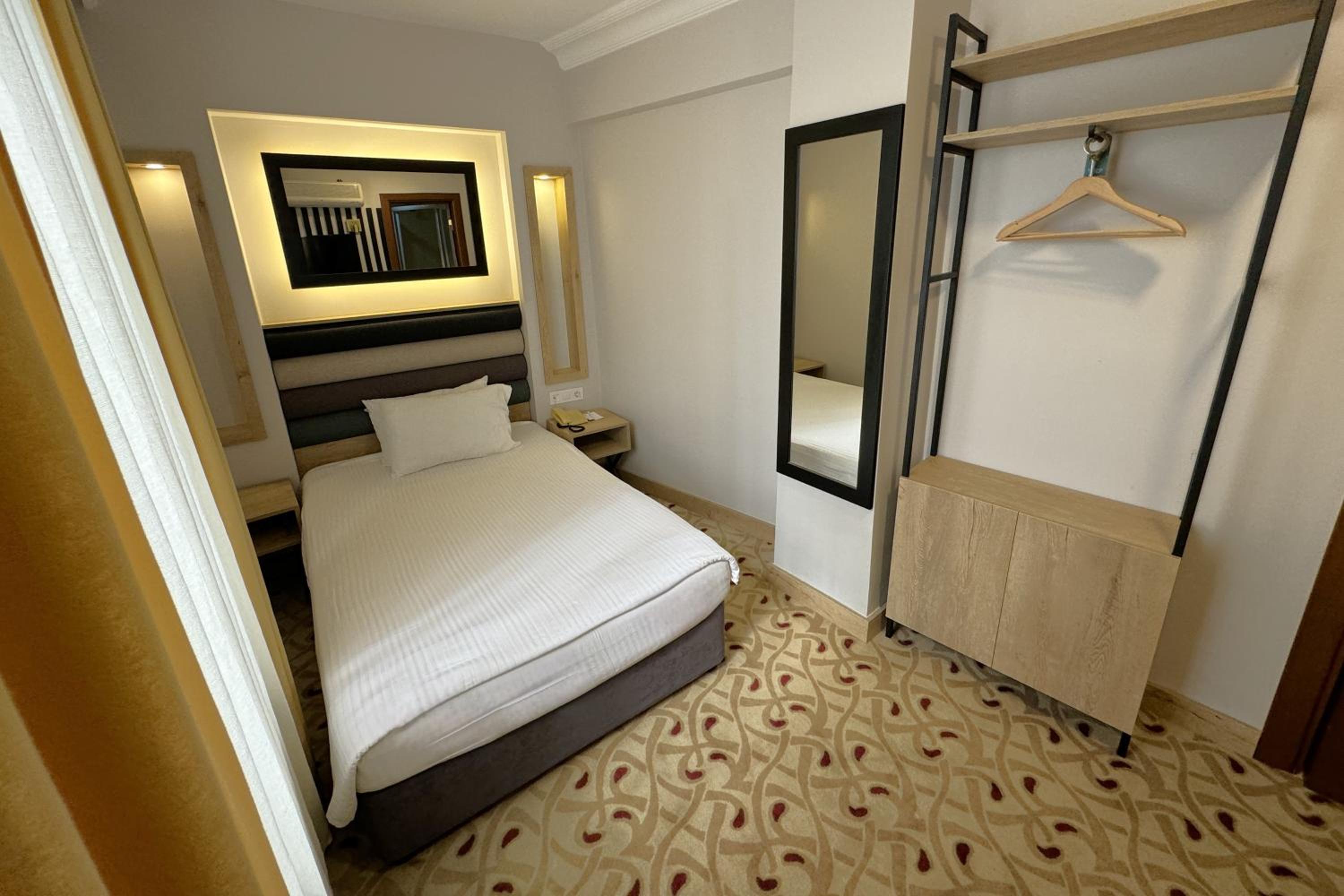 Budget Double Room photo 3