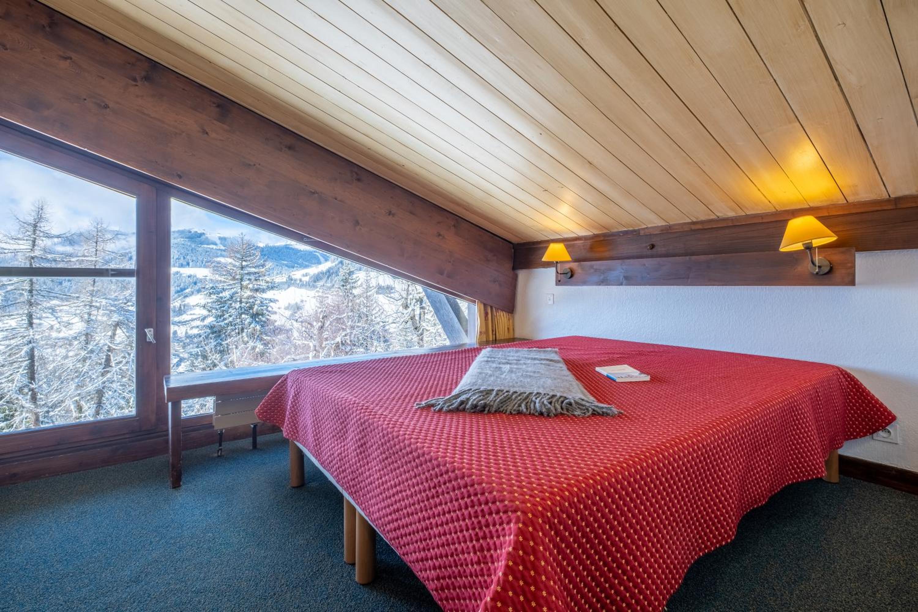 One-Bedroom Duplex Apartment with Sleeping Alcove (8 People)