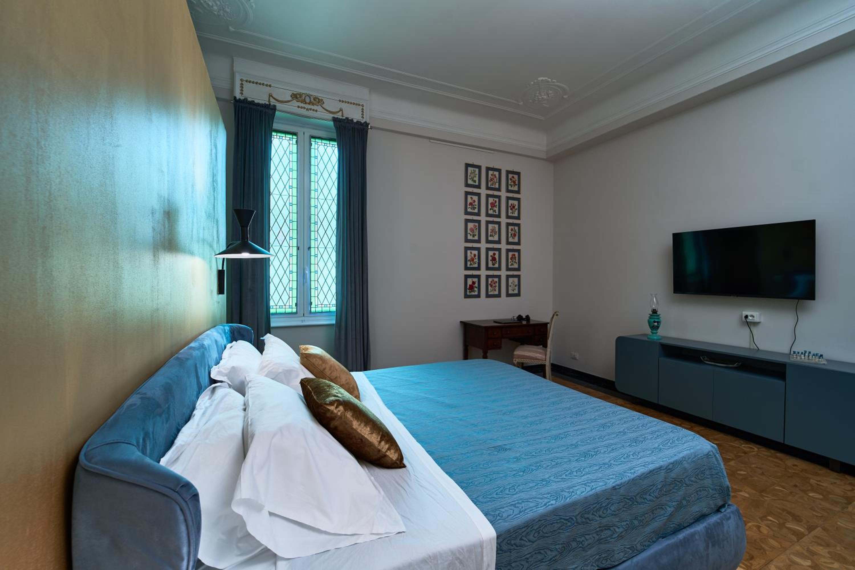 Queen Room photo 2