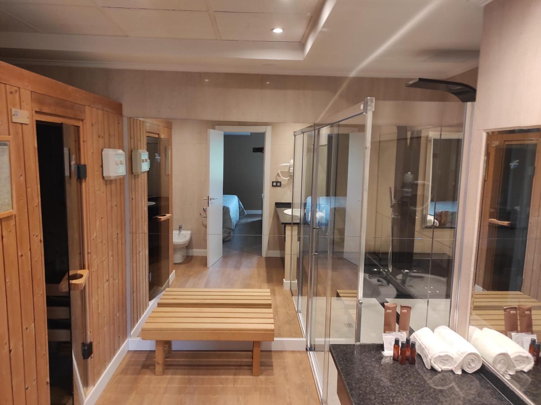 Deluxe Suite with Spa Bath - Photo 4