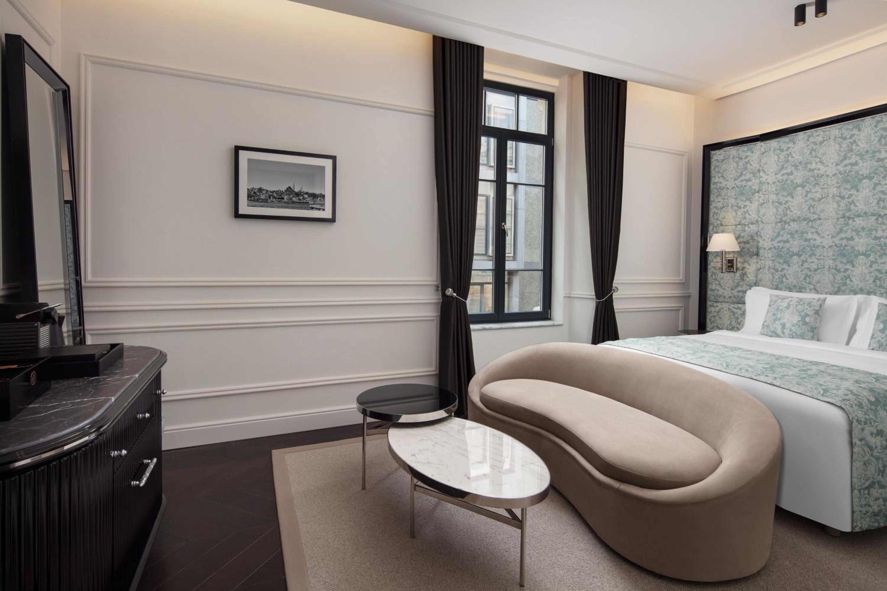 Deluxe Queen Room