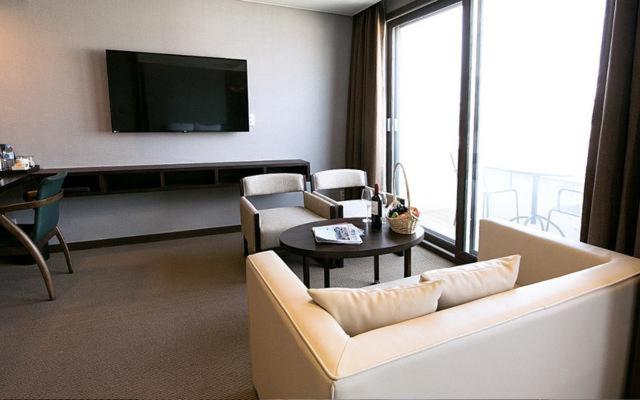 Executive Suite - Photo 1