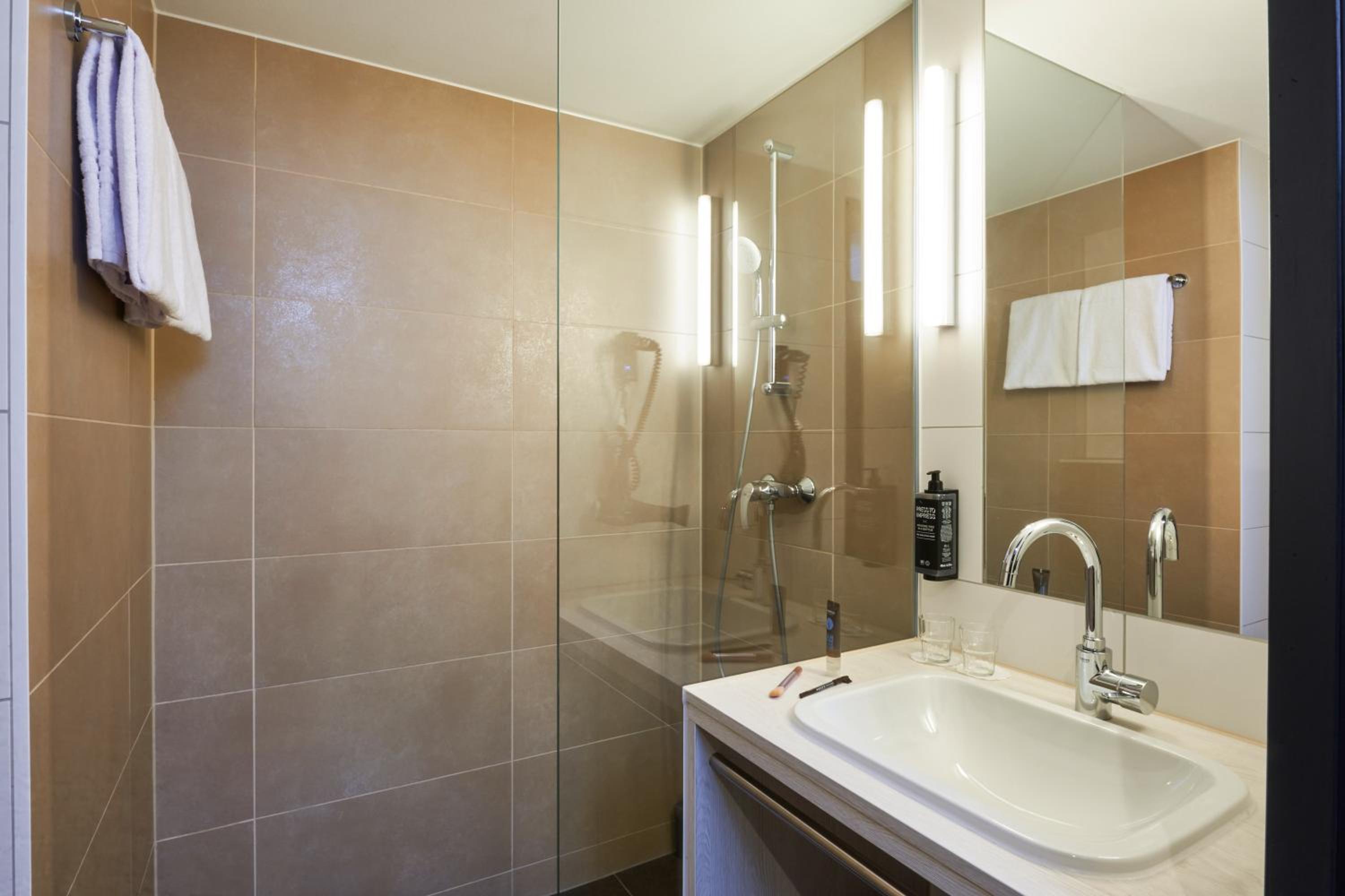 Standard Double Room - Photo 5
