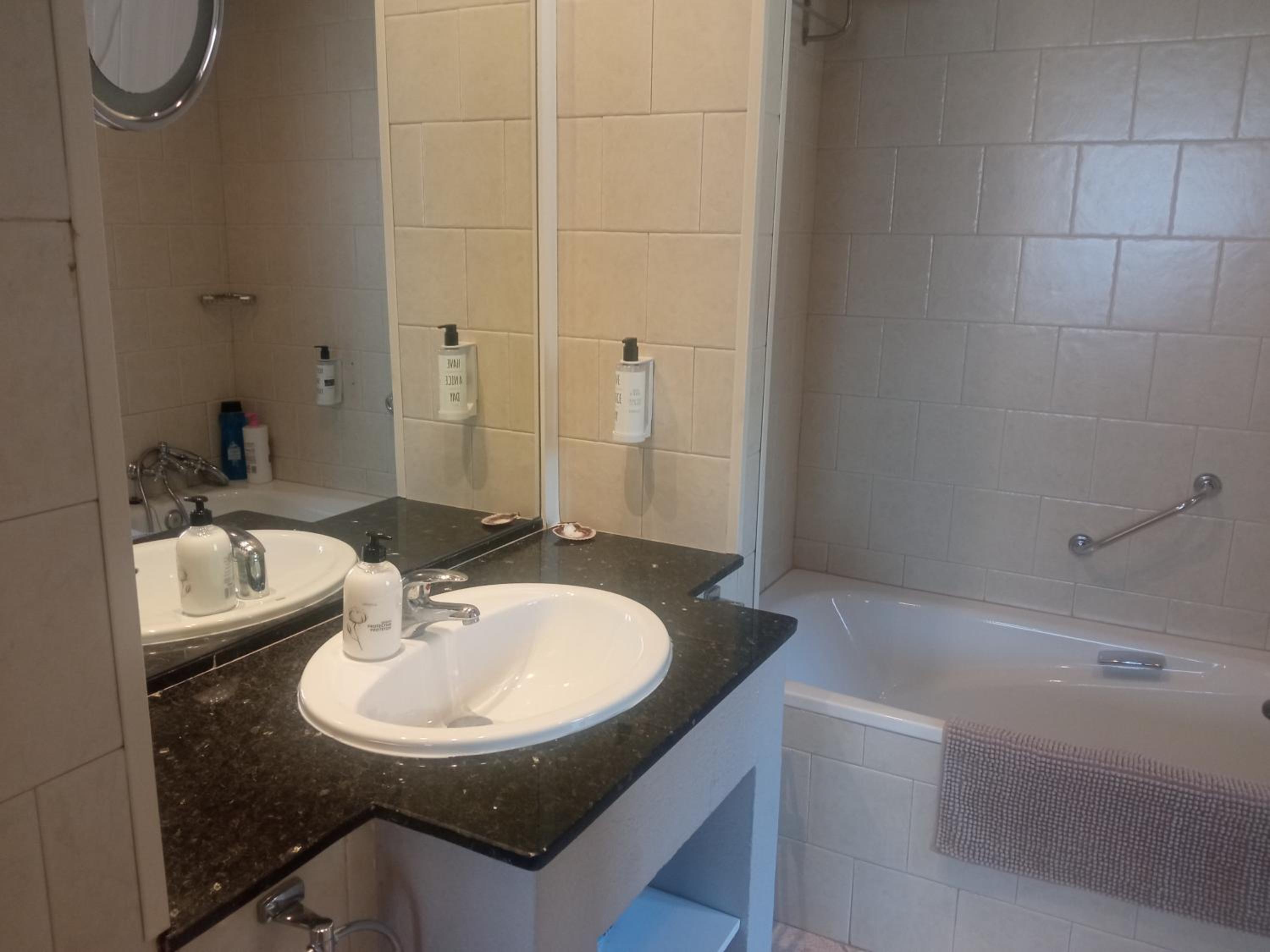 Two-Bedroom Apartment with View photo 3
