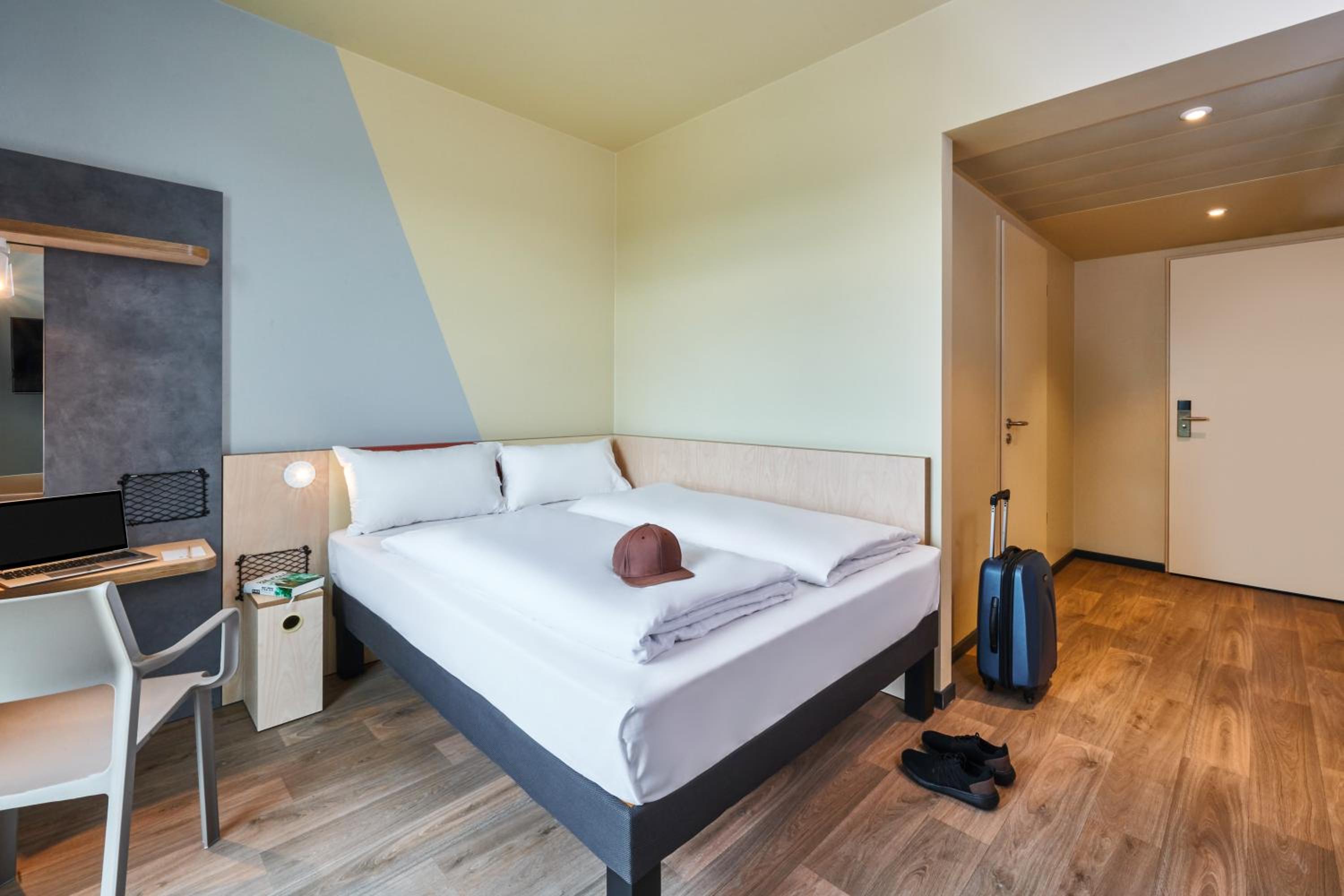 Standard Double Room - Photo 9