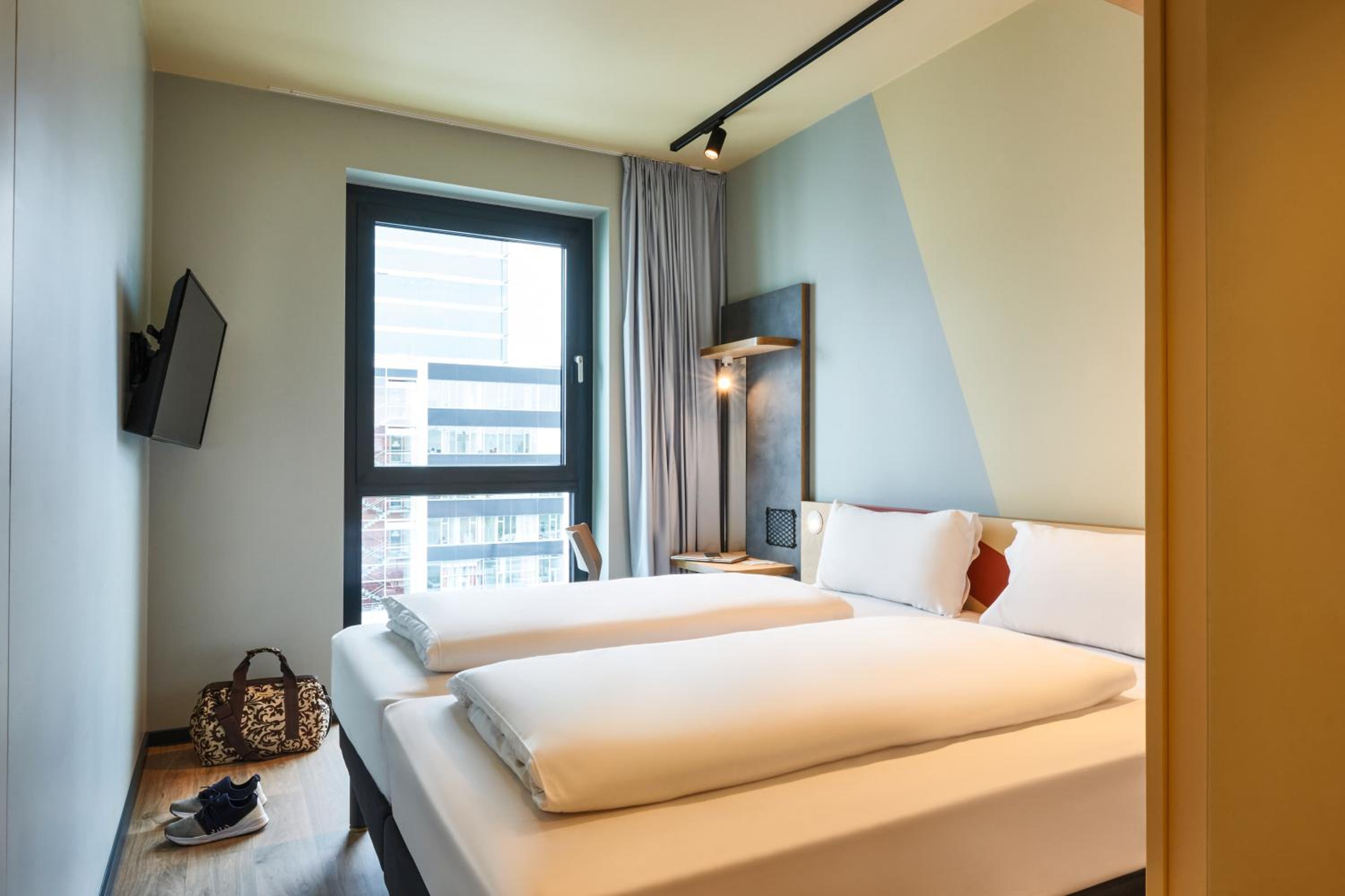 Standard Twin Room - Photo 8