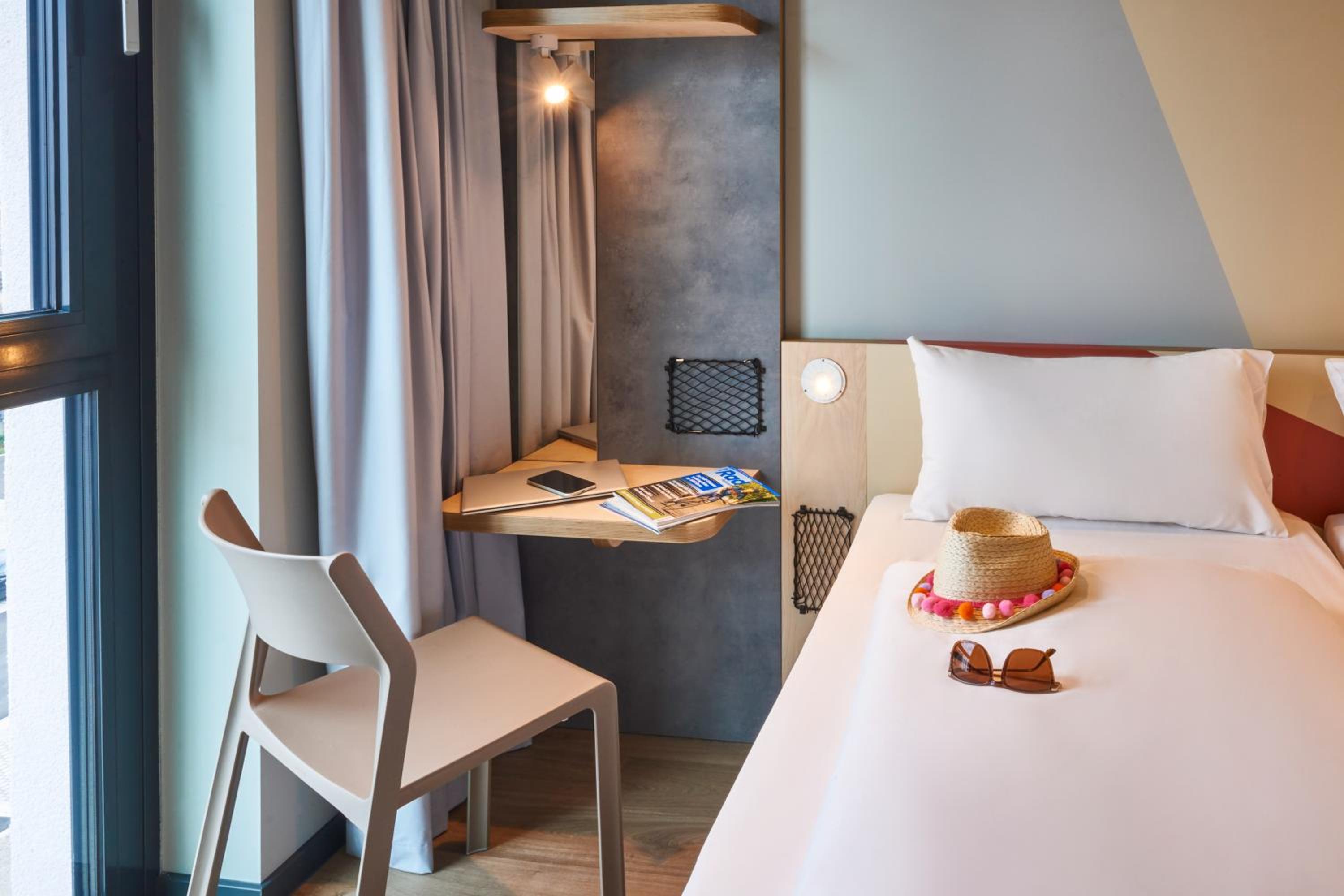 Standard Twin Room - Photo 7
