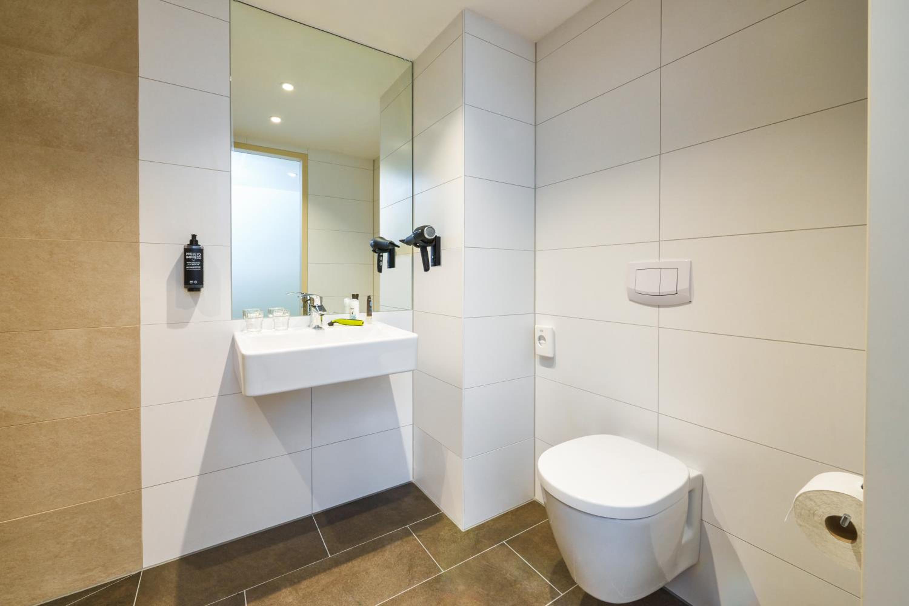 Standard Twin Room - Photo 6