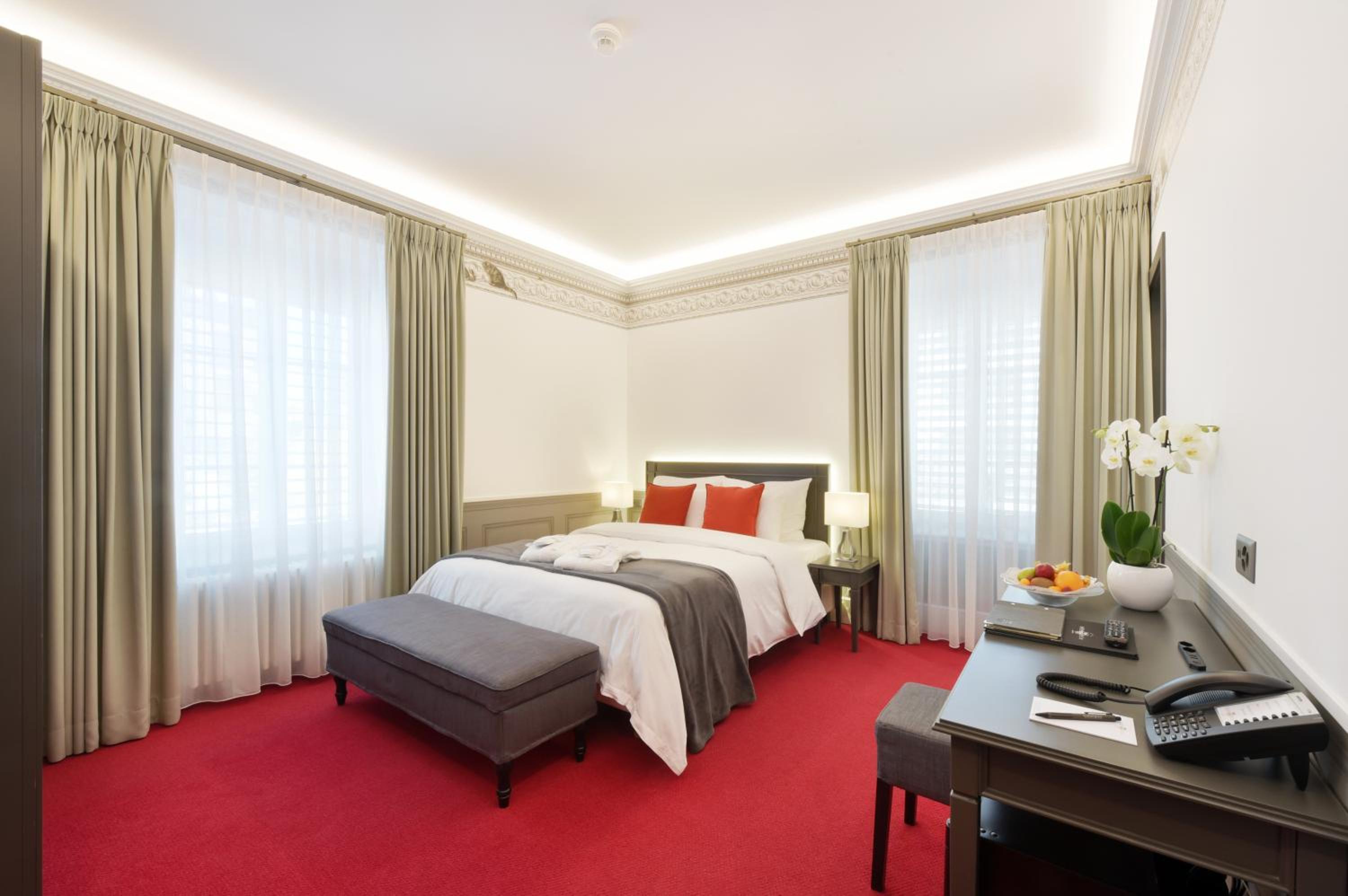 Superior Double or Twin Room with City View - Photo 5