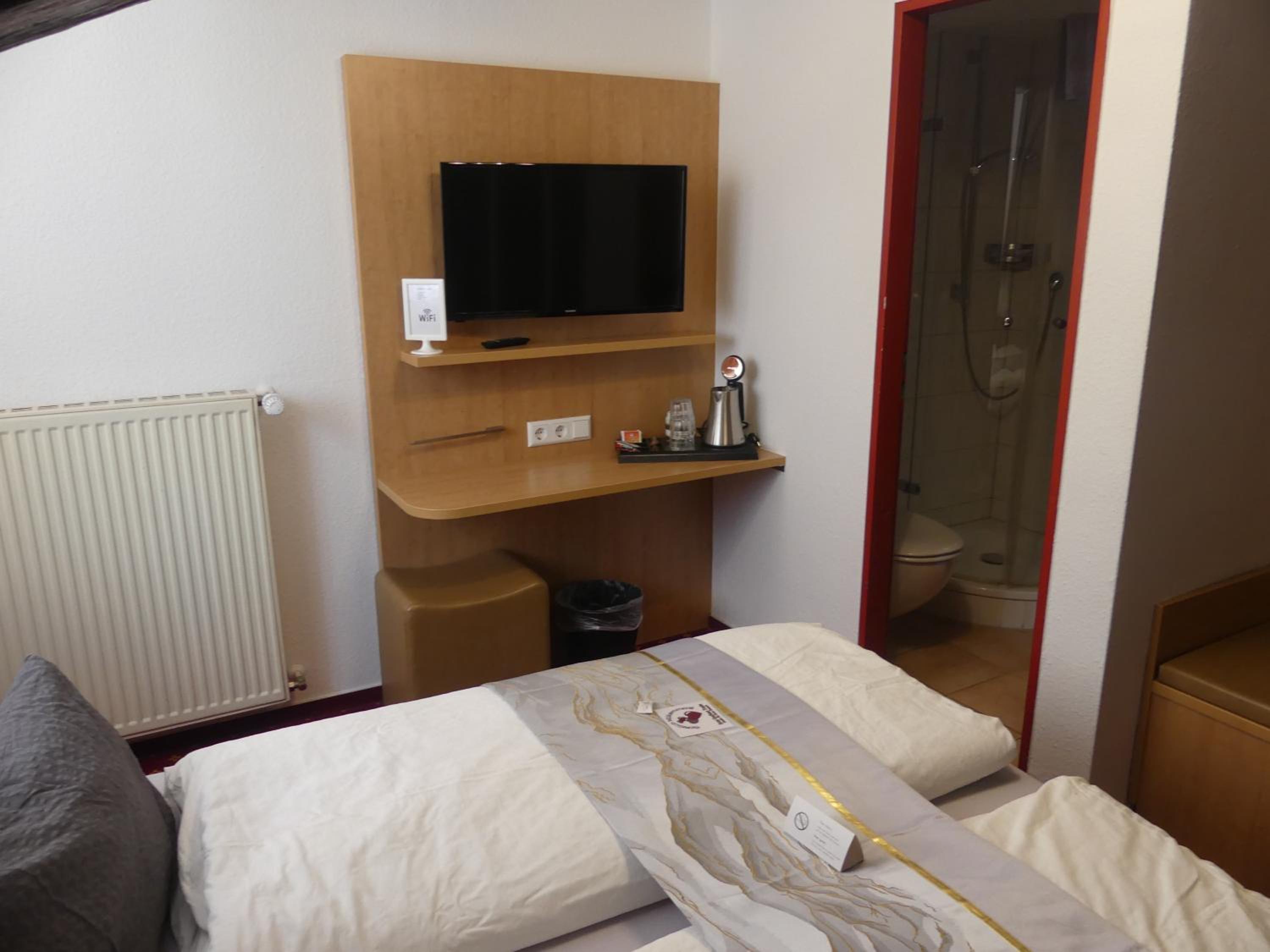Small Double Room - Attic - Photo 6