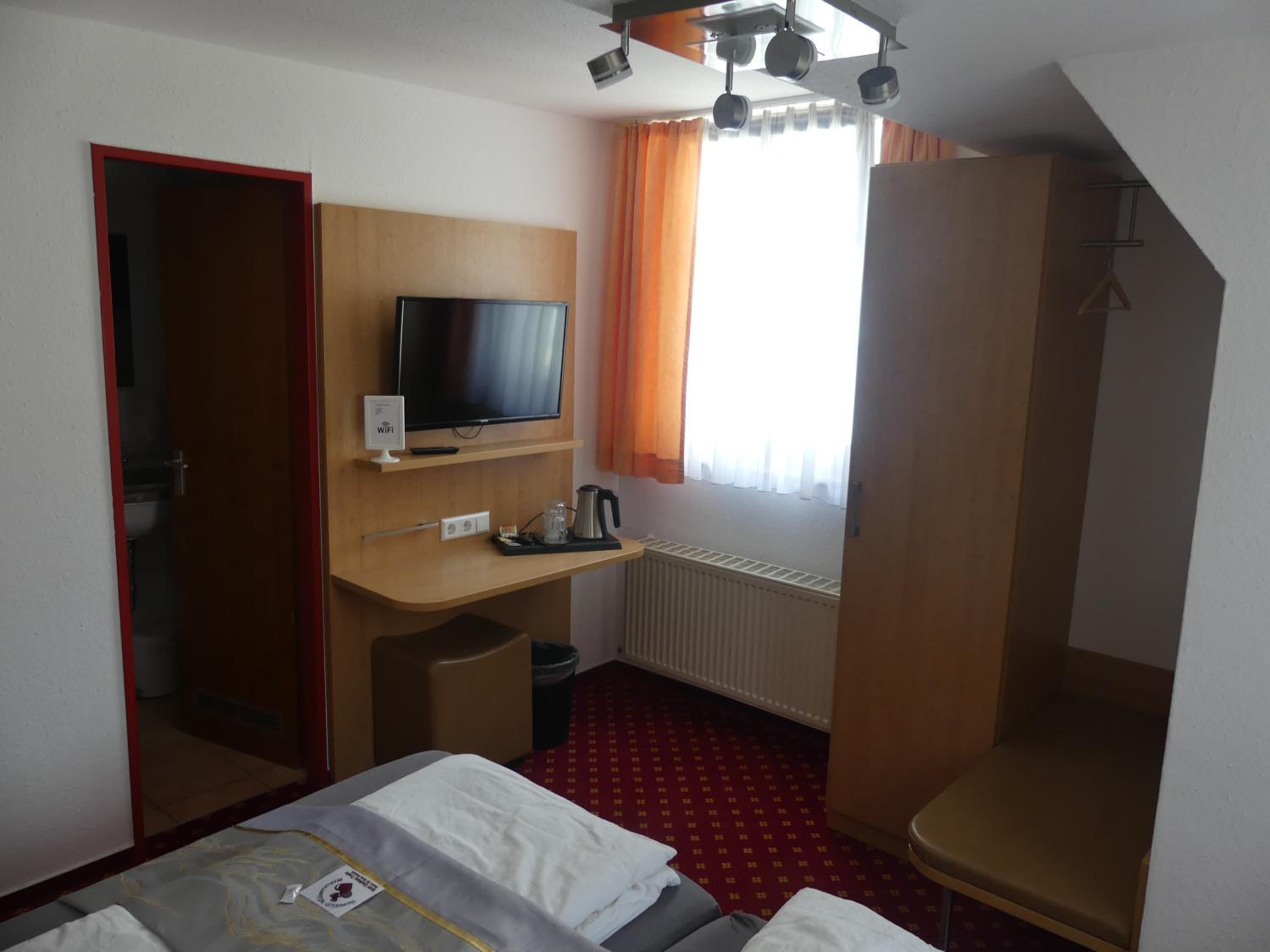 Small Double Room - Attic - Photo 7