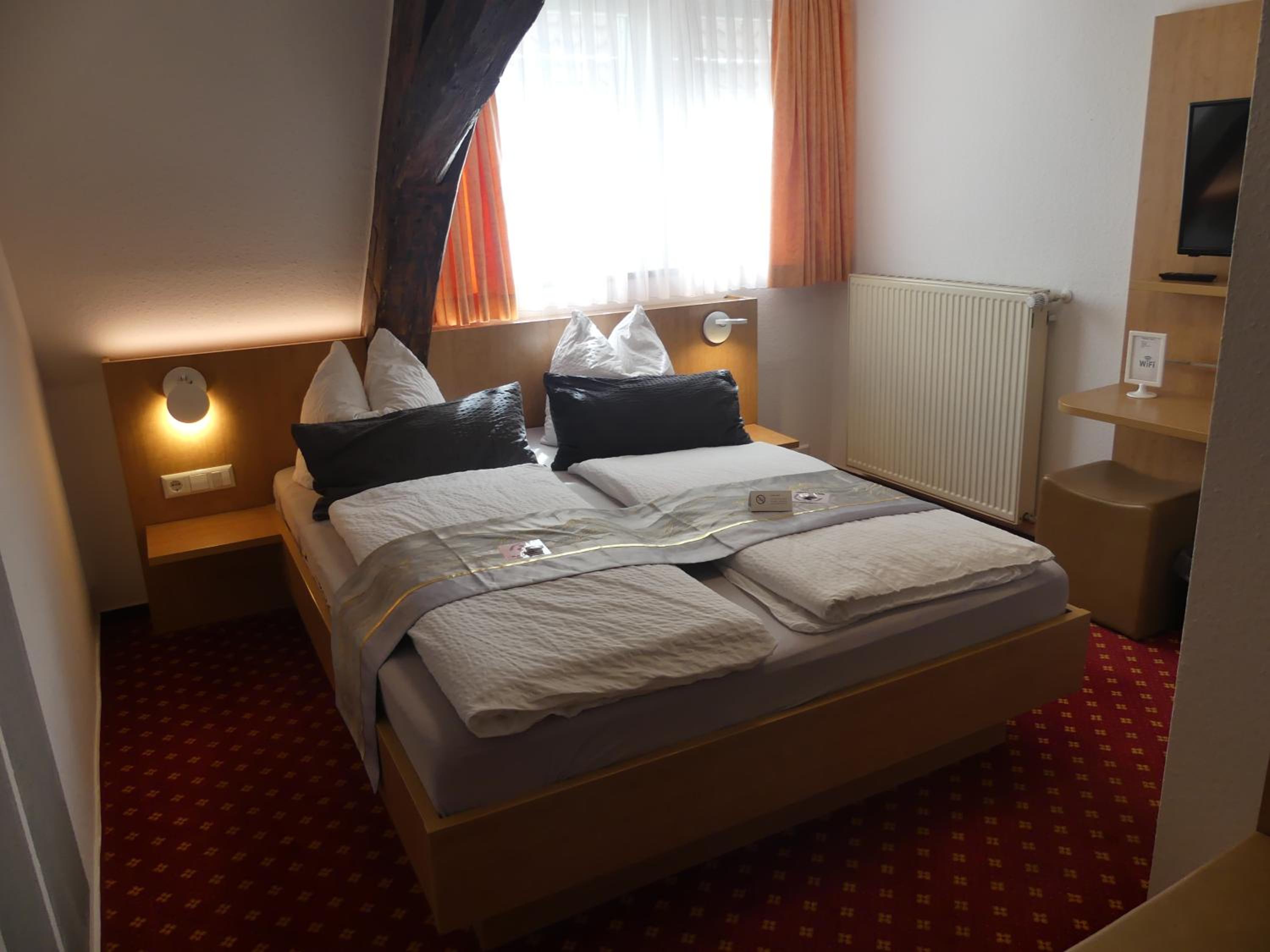 Small Double Room - Attic - Photo 4